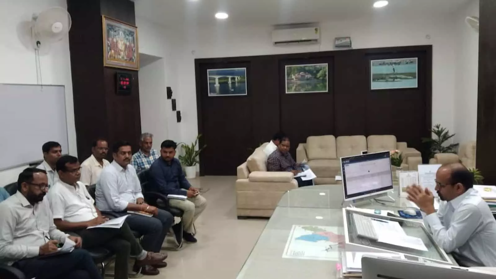 जिला कलक्टर सवाई माधोपुर में अधिकारियों के साथ विकास कार्यों की बैठक कर रहे हैं।