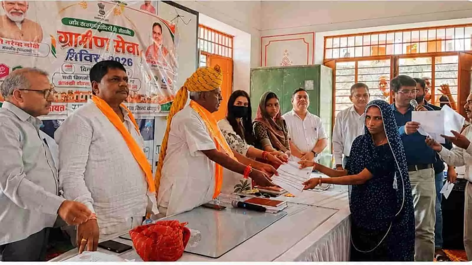 तस्वीर में ग्रामीण सेवा शिविर के दौरान अधिकारी महिला को पेंशन पीपीओ दस्तावेज सौंपते हुए। तस्वीर में ग्रामीण सेवा शिविर के दौरान अधिकारी महिला को पेंशन पीपीओ दस्तावेज सौंपते हुए।