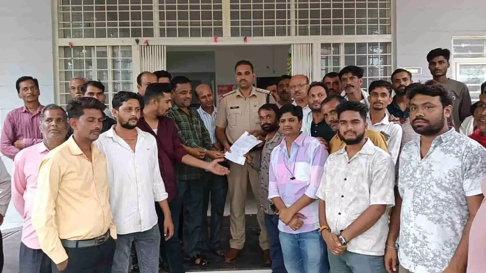 रीठी थाने में पुलिस अधिकारी को ज्ञापन सौंपते हुए राय समाज के लोग। रीठी थाने में पुलिस अधिकारी को ज्ञापन सौंपते हुए राय समाज के लोग।