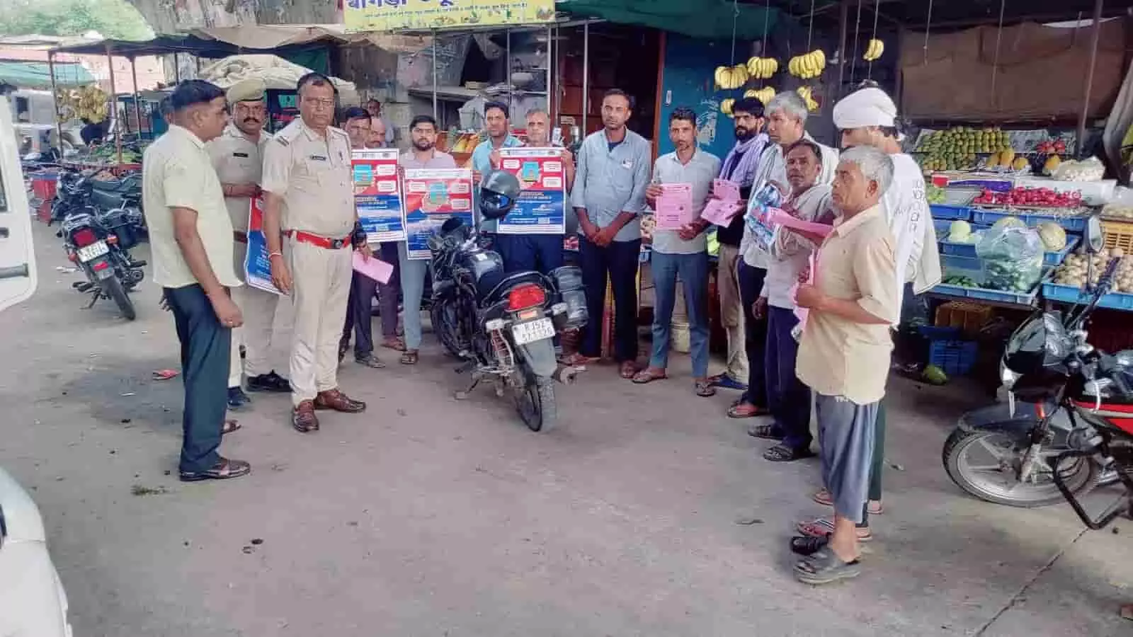 सड़क सुरक्षा अभियान के दौरान पुलिसकर्मी स्थानीय नागरिकों को जागरूक करते हुए दिख रहे हैं। सड़क सुरक्षा अभियान के दौरान पुलिसकर्मी स्थानीय नागरिकों को जागरूक करते हुए दिख रहे हैं।