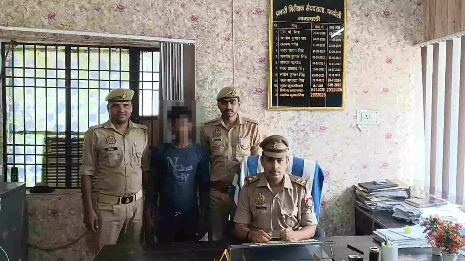 सैयदराजा थाना कार्यालय में पुलिसकर्मियों की हिरासत में खड़ा मोनू हत्याकांड का आरोपी मंगरु मुसहर।