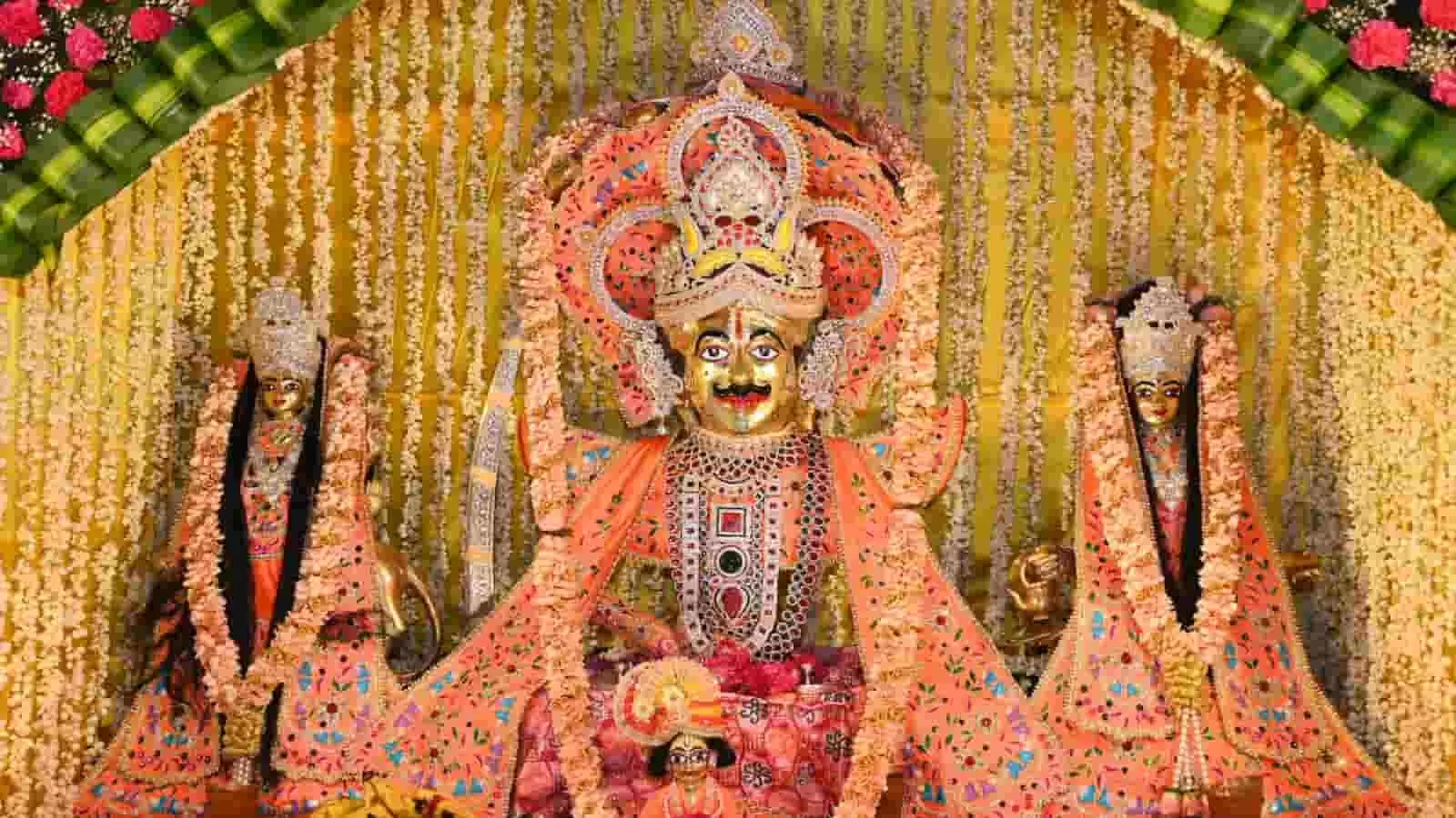 केसरिया वस्त्रों और फूलों से सुसज्जित ठाकुर श्री कल्लाजी की प्रतिमा का दृश्य। केसरिया वस्त्रों और फूलों से सुसज्जित ठाकुर श्री कल्लाजी की प्रतिमा का दृश्य।