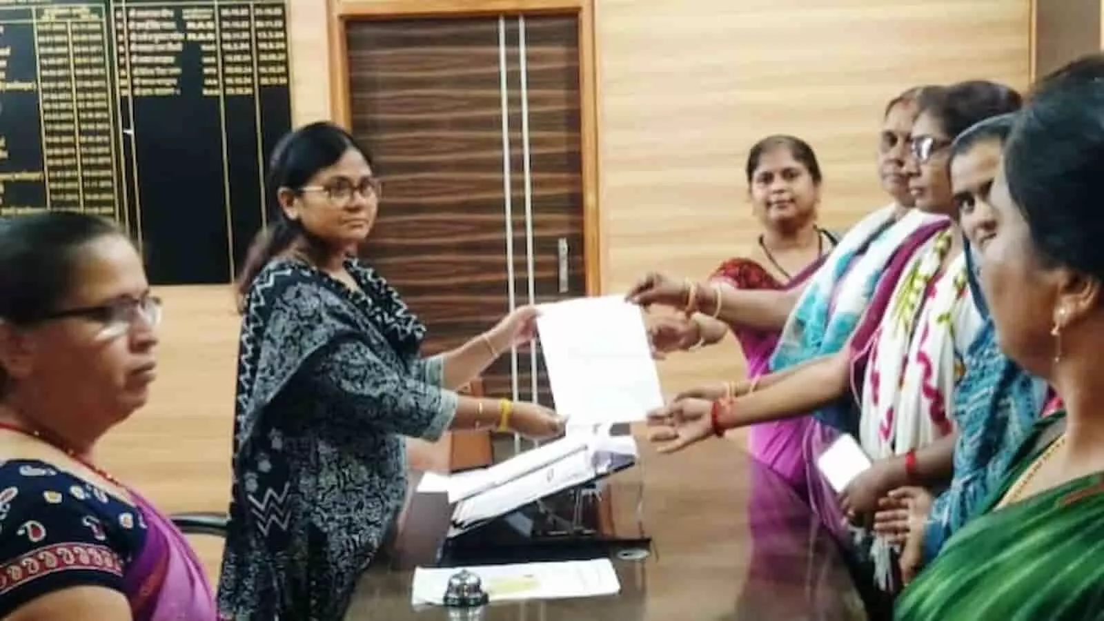 कार्यालय कक्ष में महिला अधिकारी को ज्ञापन सौंपतीं आंगनवाड़ी महिला कार्यकर्ता। कार्यालय कक्ष में महिला अधिकारी को ज्ञापन सौंपतीं आंगनवाड़ी महिला कार्यकर्ता।