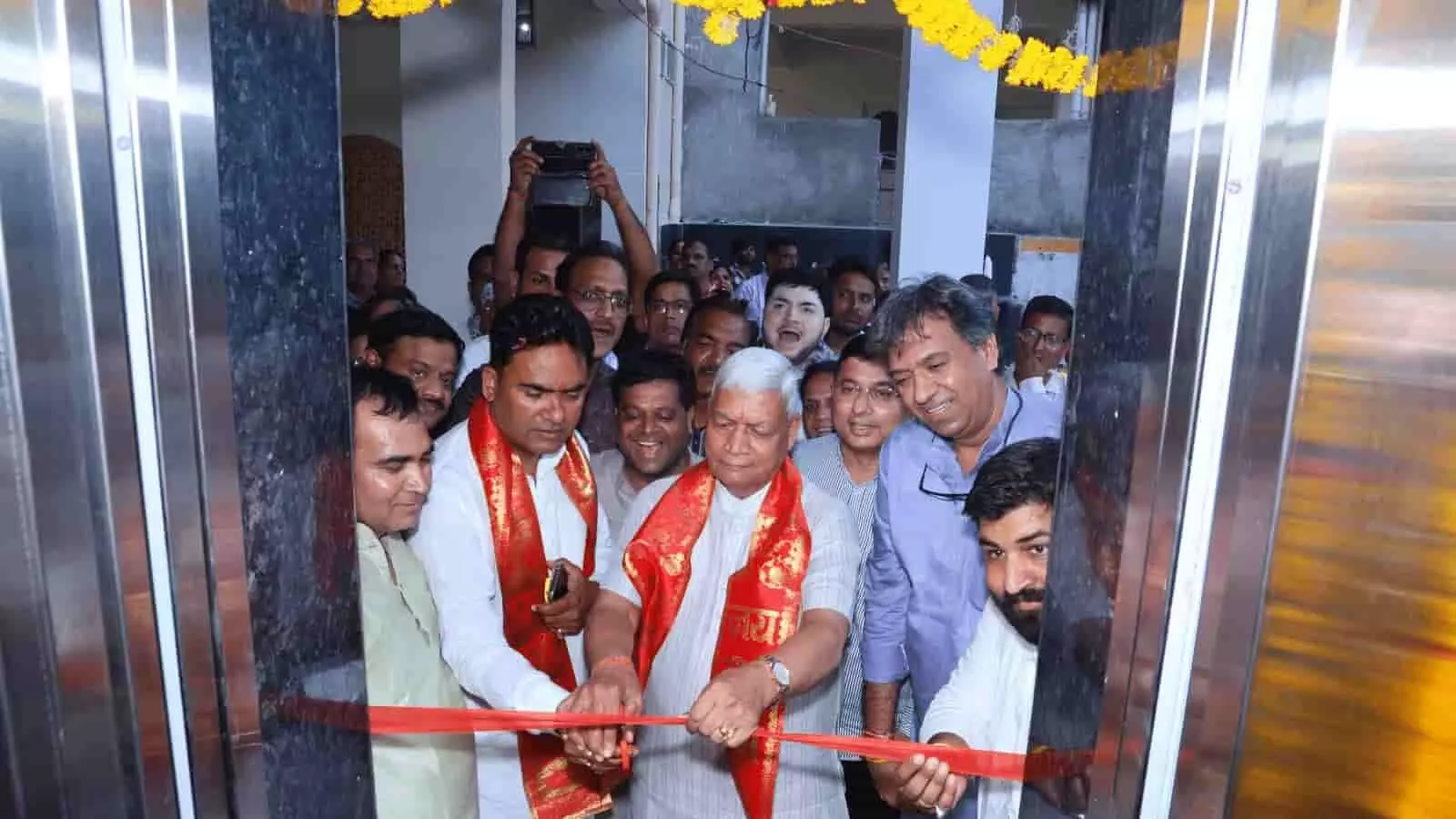 सांसद और विधायक चित्तौड़गढ़ में अग्रसेन मांगलिक भवन का फीता काटकर उद्घाटन कर रहे हैं। सांसद और विधायक चित्तौड़गढ़ में अग्रसेन मांगलिक भवन का फीता काटकर उद्घाटन कर रहे हैं।