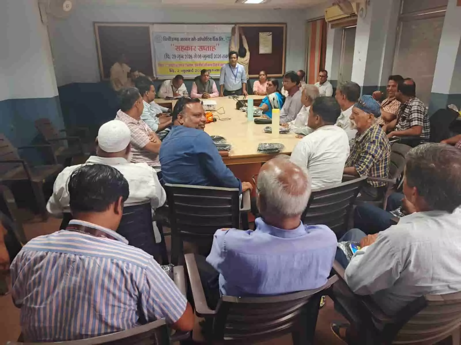 चित्तौड़गढ़ में आयोजित साइबर सुरक्षा कार्यशाला में भाग लेते बैंक अधिकारी और अन्य नागरिक। चित्तौड़गढ़ में आयोजित साइबर सुरक्षा कार्यशाला में भाग लेते बैंक अधिकारी और अन्य नागरिक।