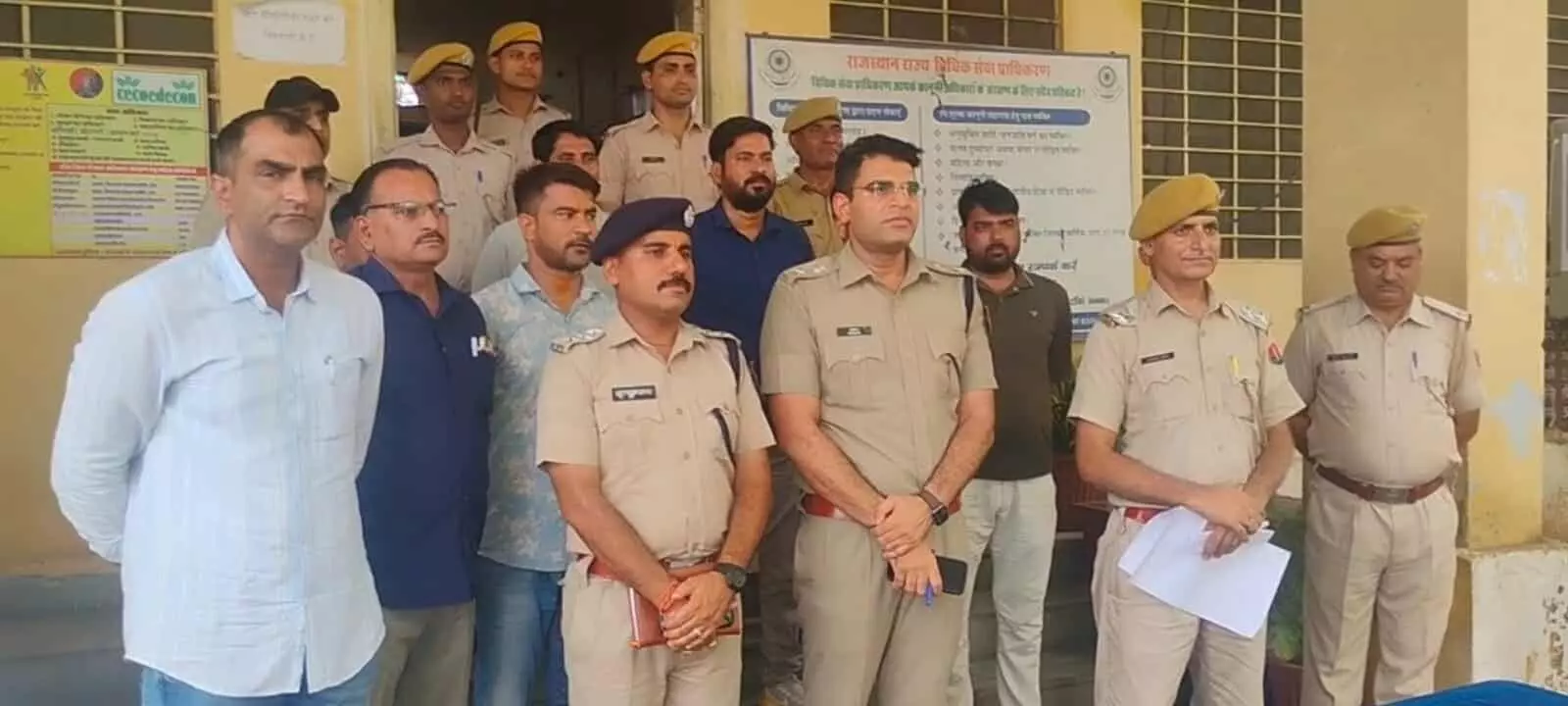 पुलिस अधिकारी और पुलिसकर्मी टोंक में चोरी के मामले का खुलासा कर रहे हैं। पुलिस अधिकारी और पुलिसकर्मी टोंक में चोरी के मामले का खुलासा कर रहे हैं।