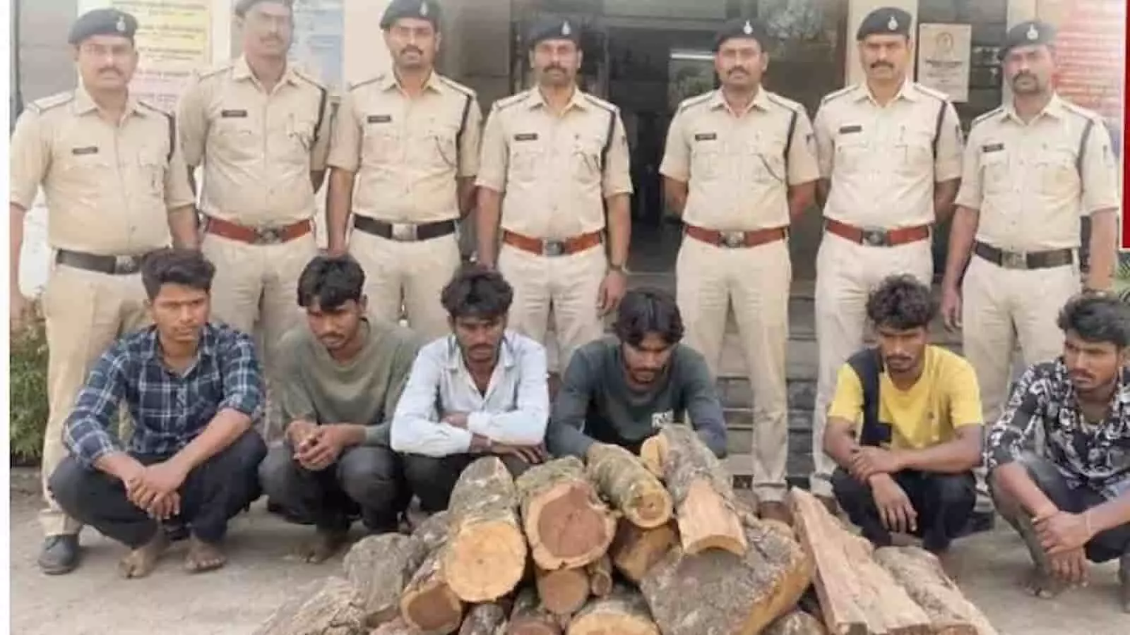 थाना परिसर के बाहर पुलिसकर्मियों के सामने लकड़ी के टुकड़ों के साथ बैठे छह आरोपी। थाना परिसर के बाहर पुलिसकर्मियों के सामने लकड़ी के टुकड़ों के साथ बैठे छह आरोपी।