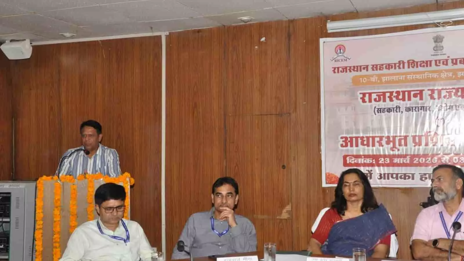 तस्वीर में राईसेम संस्थान के मंच पर संवाद कार्यक्रम के दौरान चर्चा करते हुए अधिकारीगण दिख रहे हैं। तस्वीर में राईसेम संस्थान के मंच पर संवाद कार्यक्रम के दौरान चर्चा करते हुए अधिकारीगण दिख रहे हैं।
