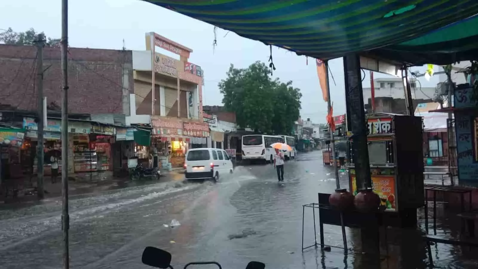 बारिश के बाद जलभराव वाली सड़क पर चलती सफेद वैन और छाता लेकर जाता व्यक्ति आकोला चित्तौड़गढ़ में। बारिश के बाद जलभराव वाली सड़क पर चलती सफेद वैन और छाता लेकर जाता व्यक्ति आकोला चित्तौड़गढ़ में।