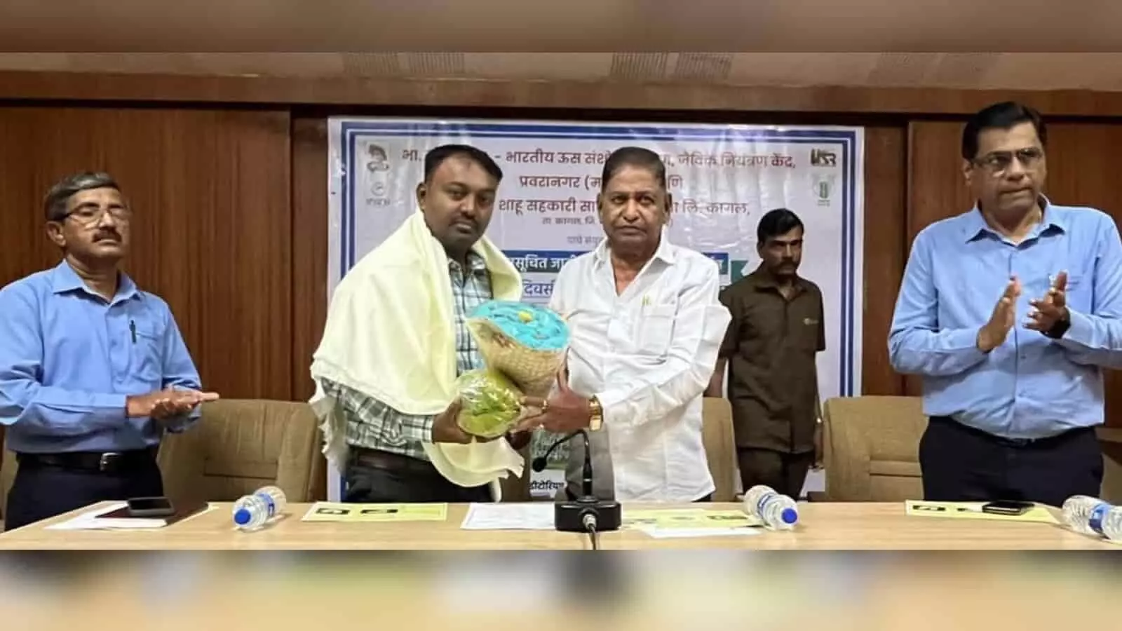 कागल में आयोजित प्रशिक्षण कार्यक्रम के दौरान मंच पर डॉ. योगेश थोरात का सम्मान करते उपाध्यक्ष अमरसिंह घोरपडे। कागल में आयोजित प्रशिक्षण कार्यक्रम के दौरान मंच पर डॉ. योगेश थोरात का सम्मान करते उपाध्यक्ष अमरसिंह घोरपडे।
