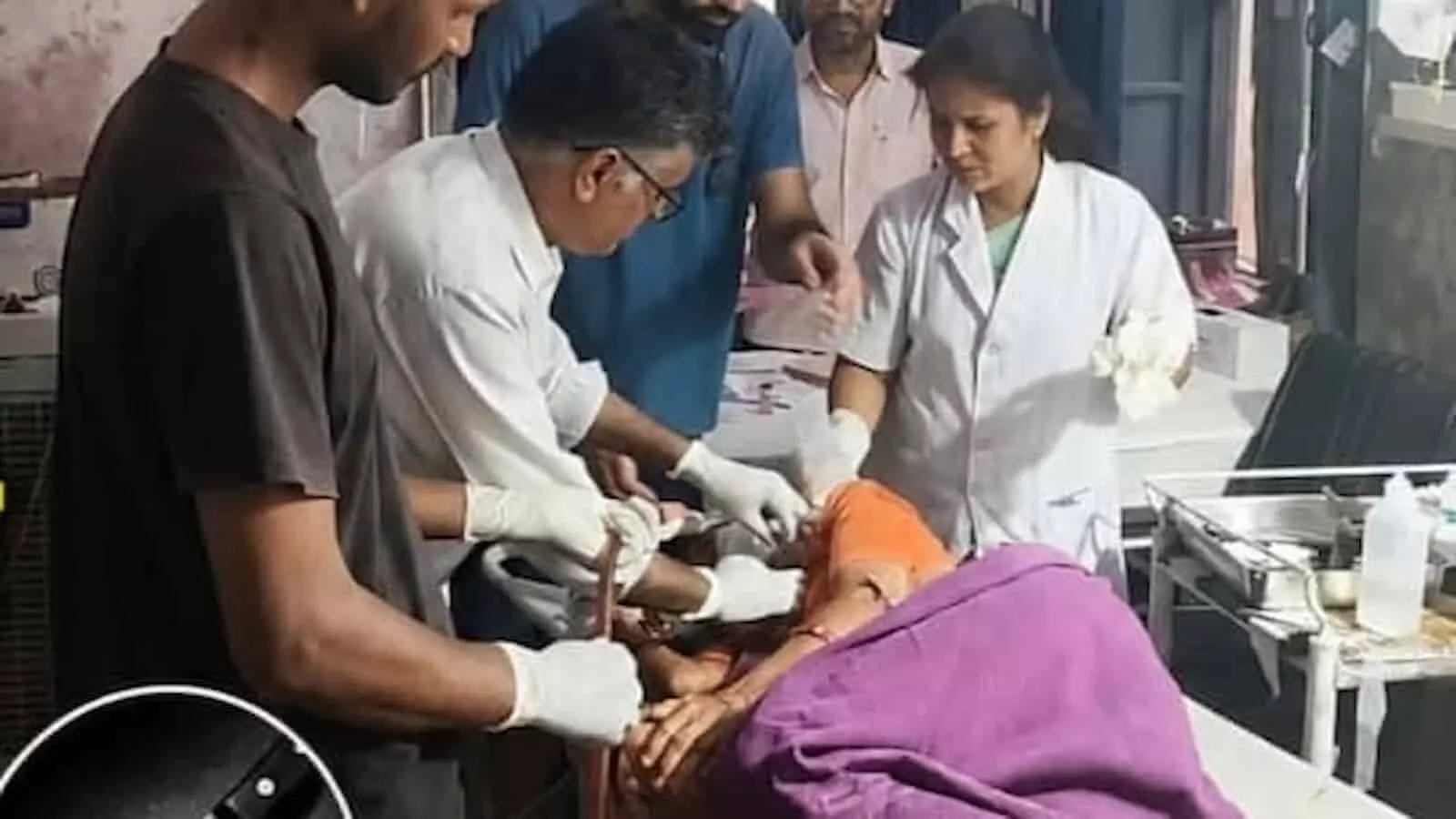 कानोड़ में बुजुर्ग महिला से लूटपाट की घटना के बाद छानबीन करती पुलिस टीम। कानोड़ में बुजुर्ग महिला से लूटपाट की घटना के बाद छानबीन करती पुलिस टीम।