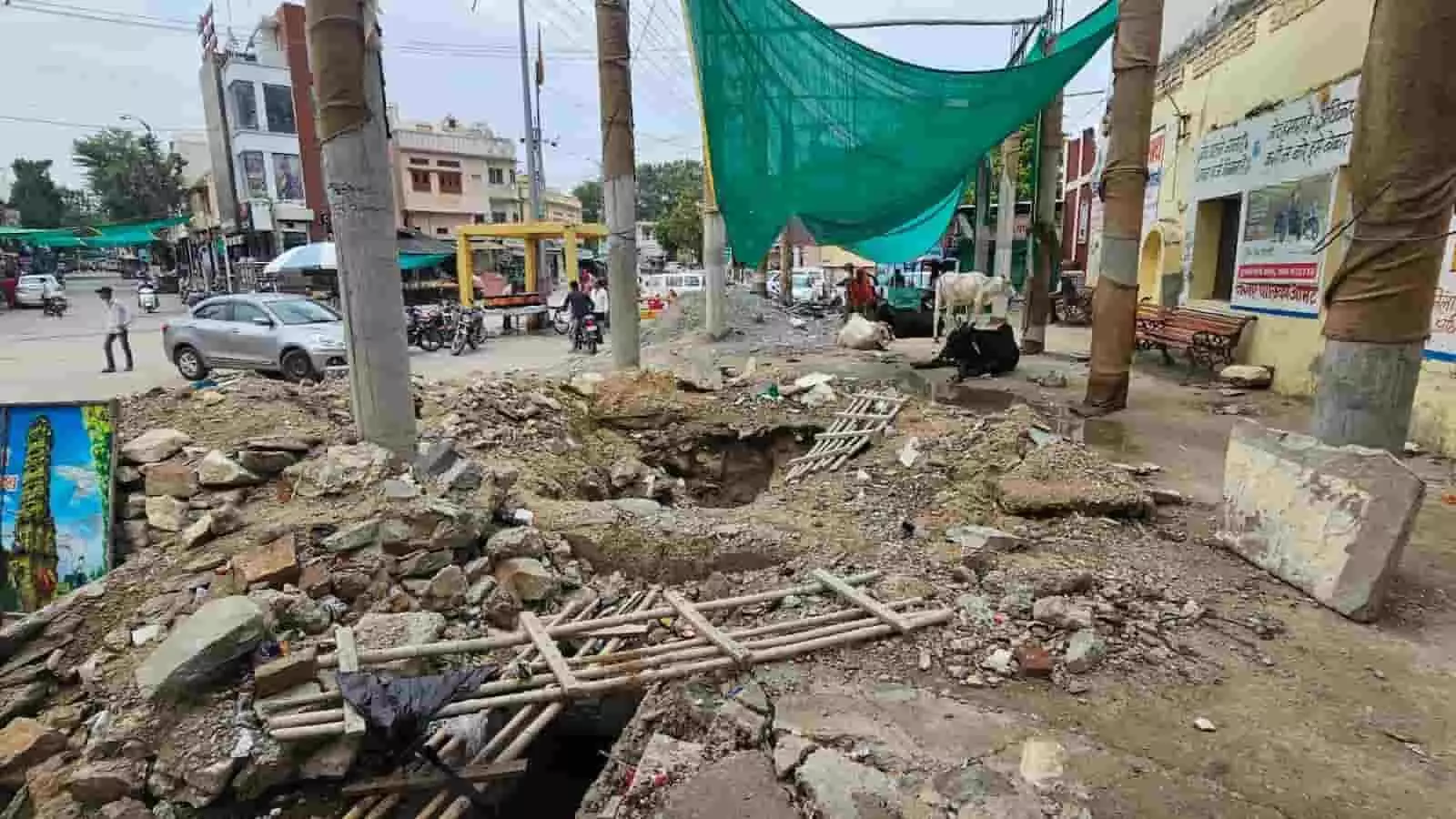 तस्वीर में आमेट मुख्य बस स्टैंड पर निर्माणाधीन यात्री प्रतीक्षालय स्थल पर फैला मलबा और अधूरा निर्माण कार्य दिख रहा है। तस्वीर में आमेट मुख्य बस स्टैंड पर निर्माणाधीन यात्री प्रतीक्षालय स्थल पर फैला मलबा और अधूरा निर्माण कार्य दिख रहा है।