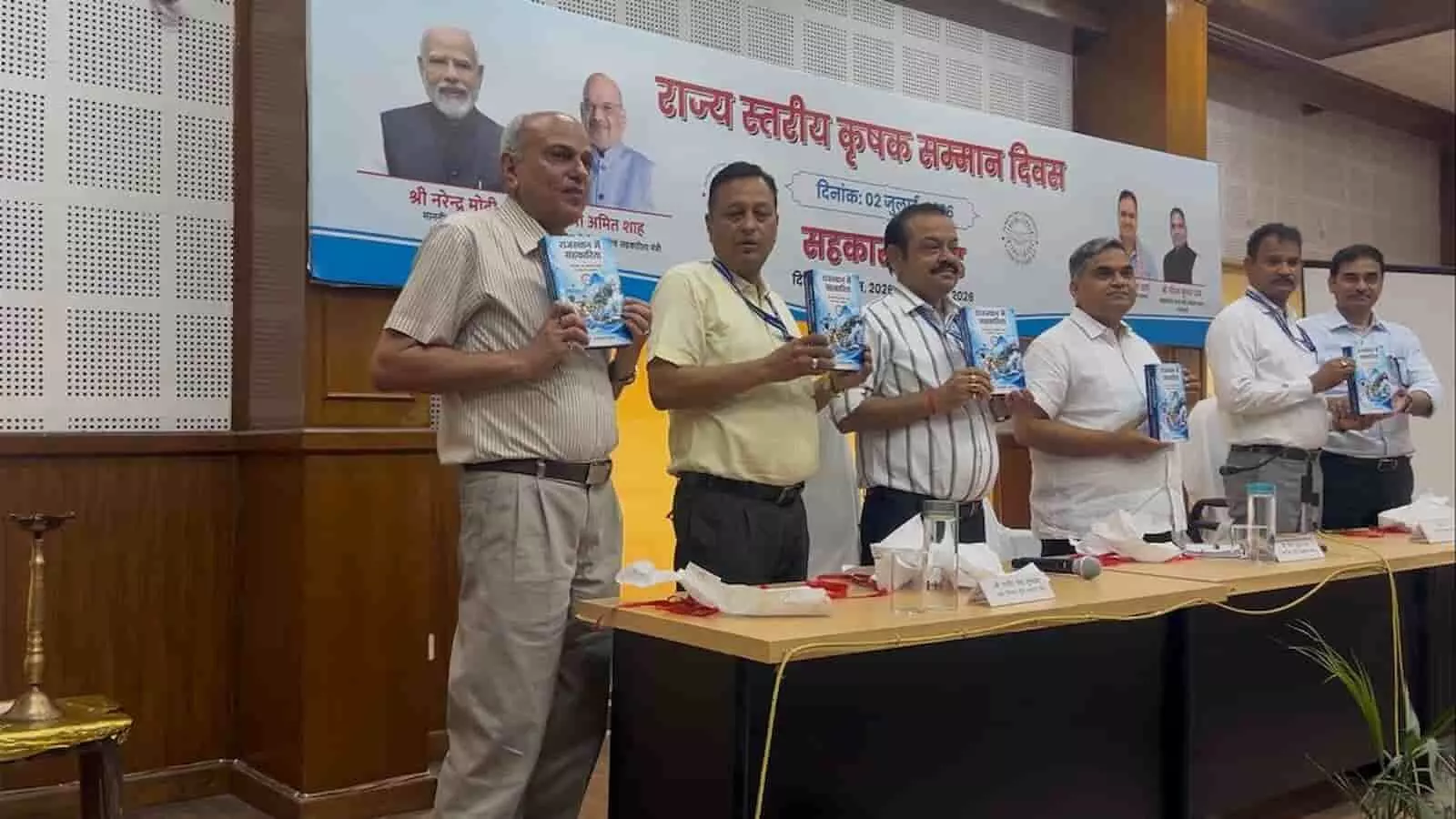 जयपुर में आयोजित कार्यक्रम के दौरान मंच पर अतिथिगण पुस्तक विमोचन के बाद उसे हाथ में प्रदर्शित करते हुए। जयपुर में आयोजित कार्यक्रम के दौरान मंच पर अतिथिगण पुस्तक विमोचन के बाद उसे हाथ में प्रदर्शित करते हुए।