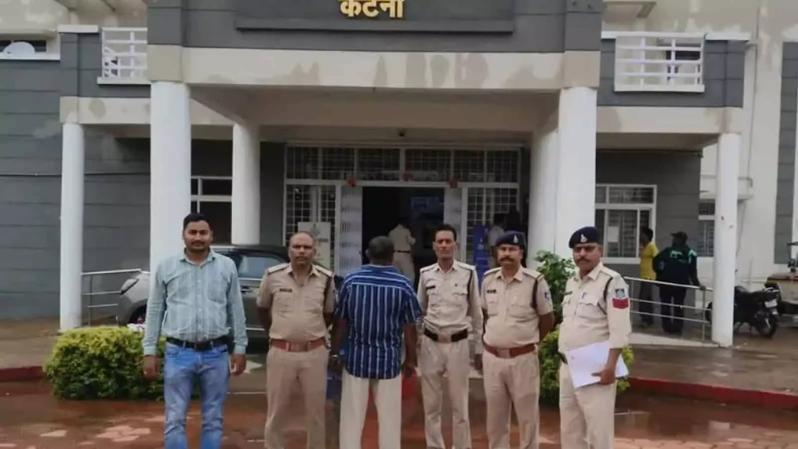 कटनी के एन.के.जे. थाना परिसर में पुलिस अधिकारियों के बीच खड़ा आरोपी। कटनी के एन.के.जे. थाना परिसर में पुलिस अधिकारियों के बीच खड़ा आरोपी।