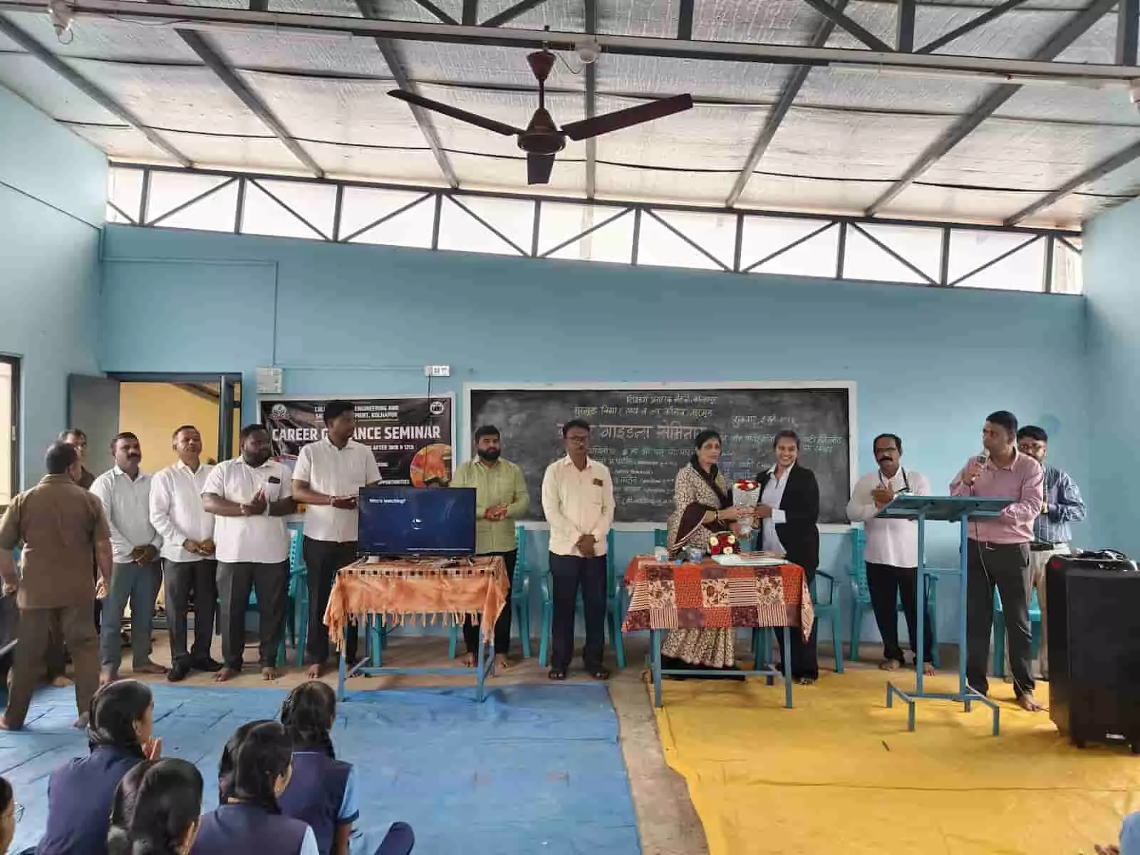 मुरगुड विद्यालय में करियर मार्गदर्शन शिविर के दौरान अतिथि और उपस्थित लोग।