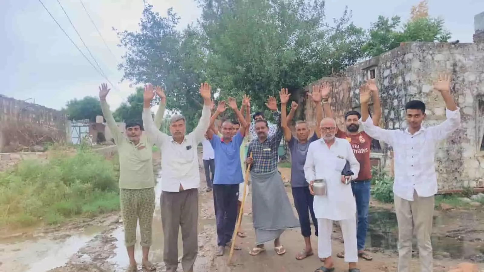 नया गांव खुर्द में जलभराव वाले रास्ते पर प्रदर्शन करते ग्रामीण। नया गांव खुर्द में जलभराव वाले रास्ते पर प्रदर्शन करते ग्रामीण।