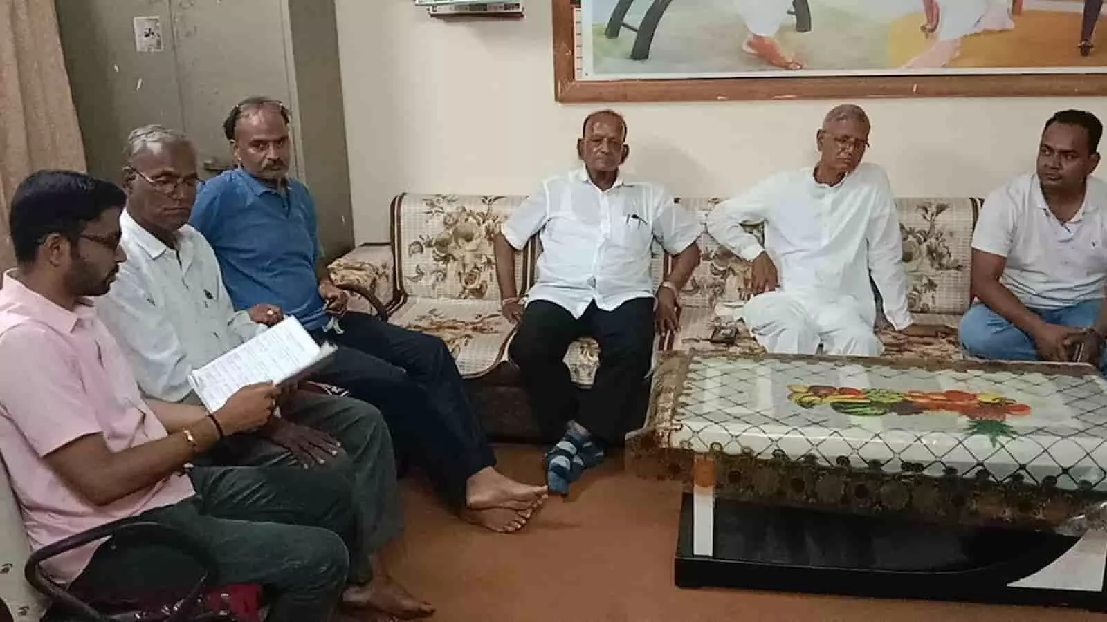 एक कमरे में सोफे और कुर्सियों पर बैठकर बैठक करते हुए पुरुष पदाधिकारी। एक कमरे में सोफे और कुर्सियों पर बैठकर बैठक करते हुए पुरुष पदाधिकारी।