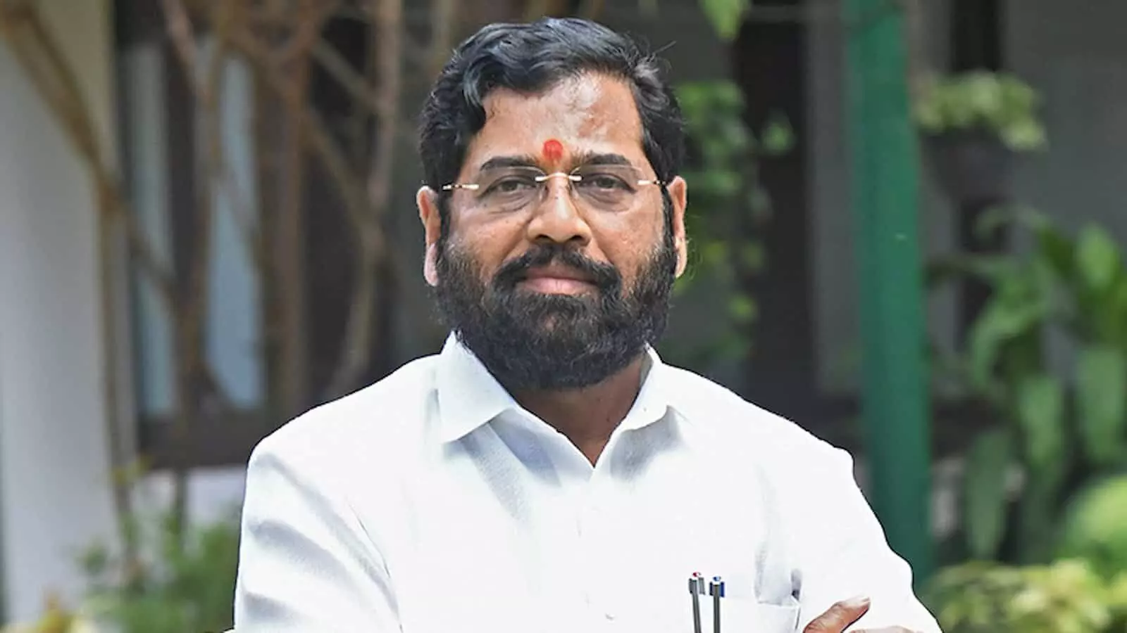 सफेद शर्ट पहने महाराष्ट्र के उपमुख्यमंत्री एकनाथ शिंदे कैमरे की ओर देख रहे हैं। सफेद शर्ट पहने महाराष्ट्र के उपमुख्यमंत्री एकनाथ शिंदे कैमरे की ओर देख रहे हैं।