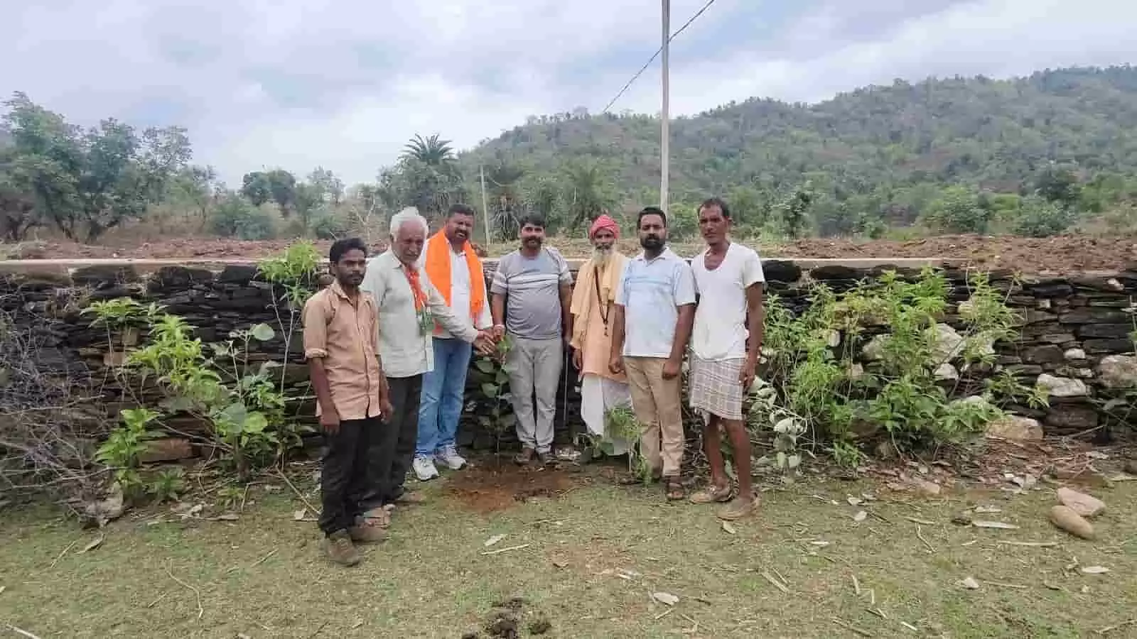 तिलेश्वर मंदिर परिसर में भाजपा कार्यकर्ता पौधारोपण अभियान के दौरान खड़े हुए हैं।