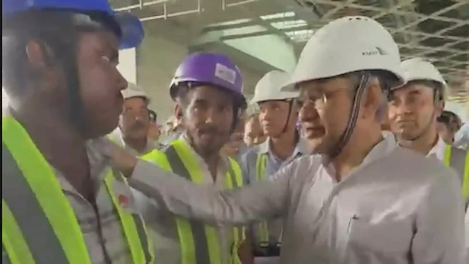 बुलेट ट्रेन निर्माण स्थल पर सुरक्षा हेलमेट पहने श्रमिकों से संवाद करते रेल मंत्री अश्विनी वैष्णव। बुलेट ट्रेन निर्माण स्थल पर सुरक्षा हेलमेट पहने श्रमिकों से संवाद करते रेल मंत्री अश्विनी वैष्णव।