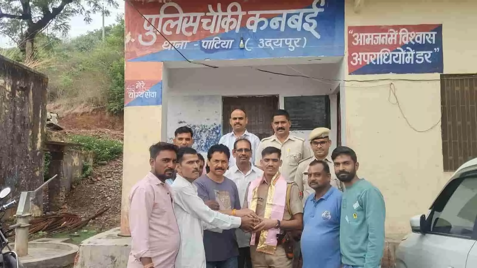 कनबई पुलिस चौकी के बाहर नवनियुक्त थानाधिकारी का स्वागत करते व्यापार मंडल के पदाधिकारी।
