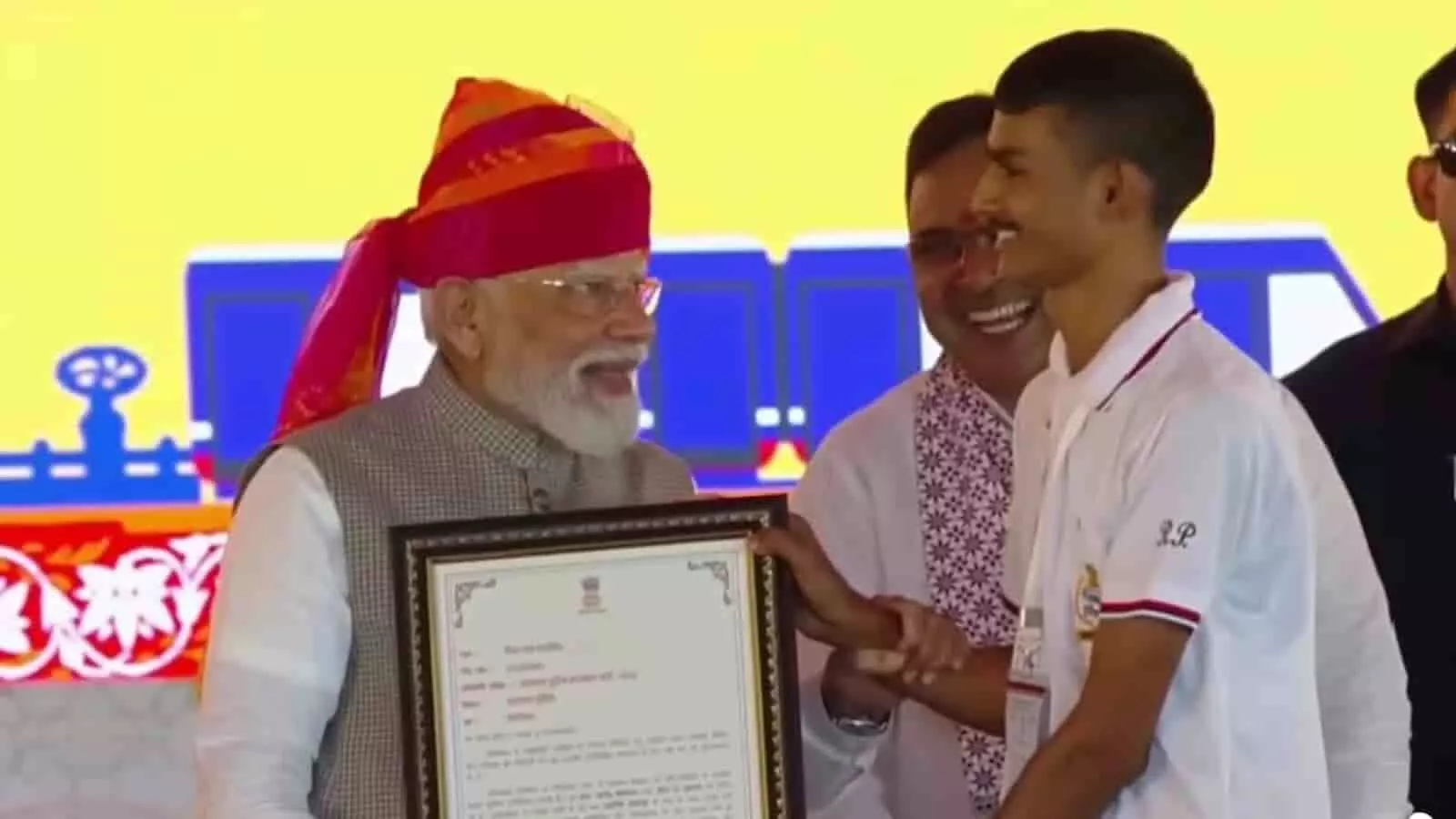 पेंटा राम गरासिया को प्रधानमंत्री नरेंद्र मोदी ने सौंपा कांस्टेबल नियुक्ति पत्र, खेरवाड़ा में खुशी की लहर