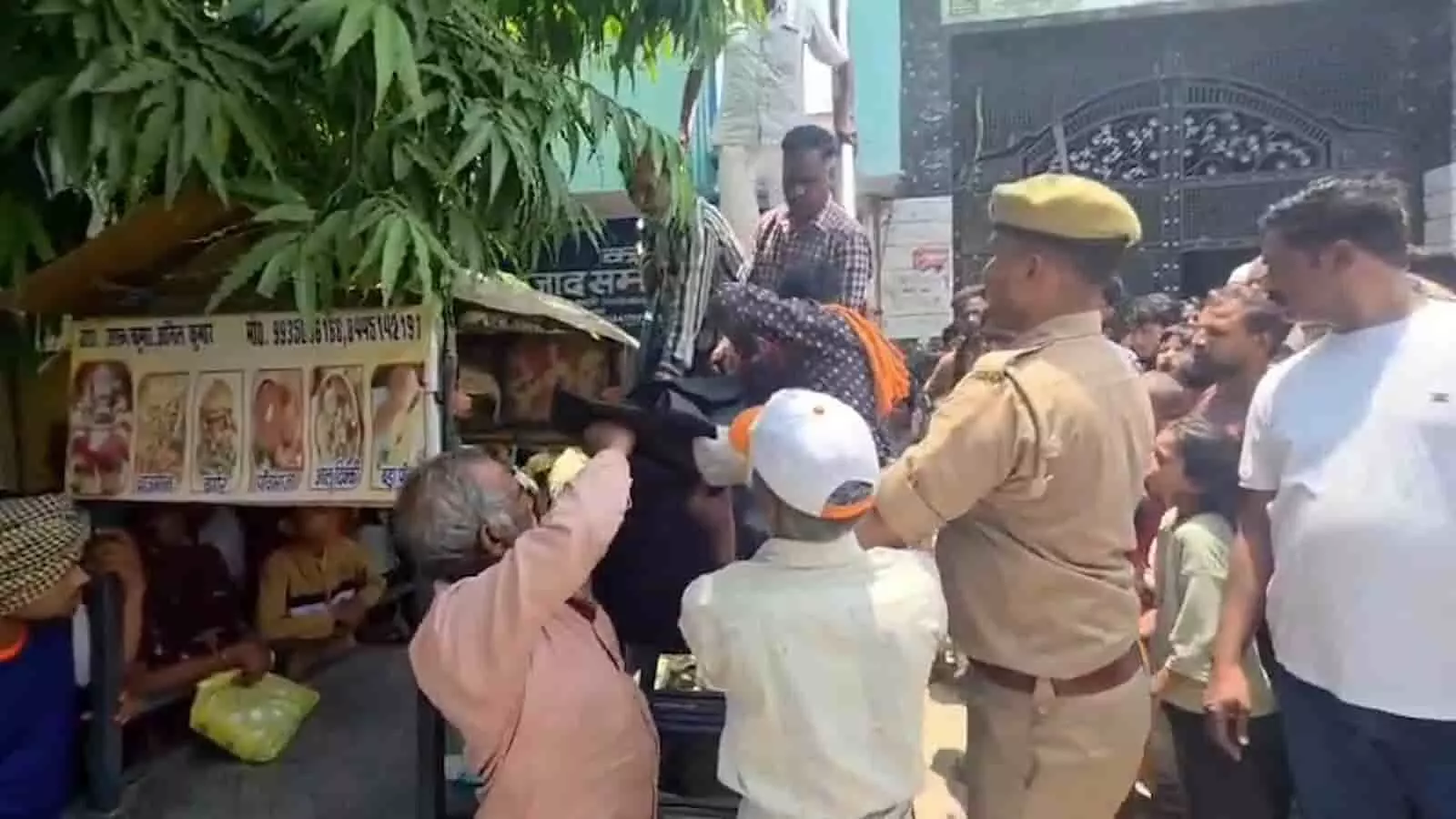 तस्वीर में कासगंज के गंजडुंडवारा हत्याकांड मामले की जांच करती पुलिस और फॉरेंसिक टीम दिख रही है।