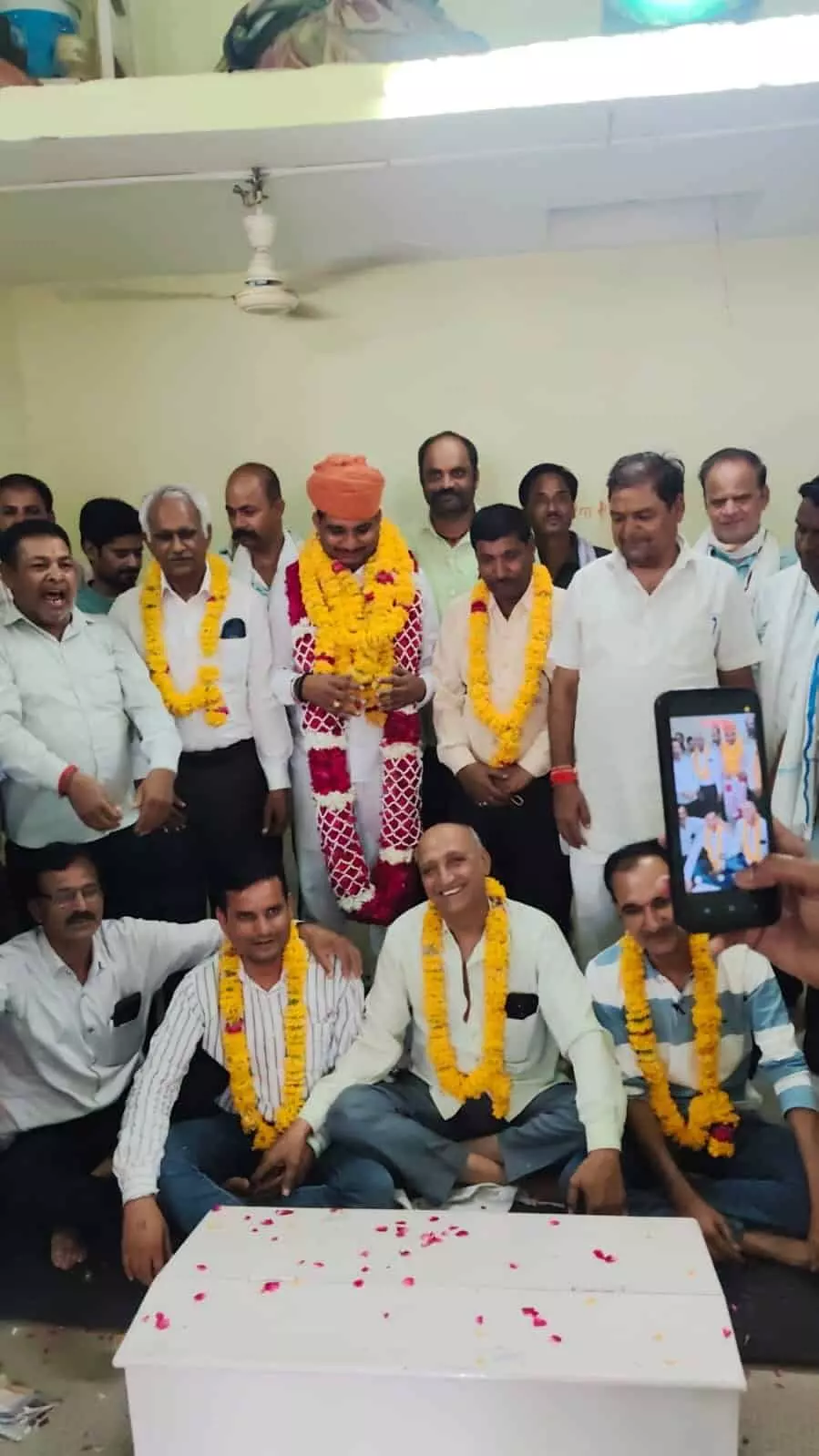 फूल माला पहने हुए गुर्जर गौड़ ब्राह्मण महासभा के नवनियुक्त पदाधिकारी और समाज के लोग।