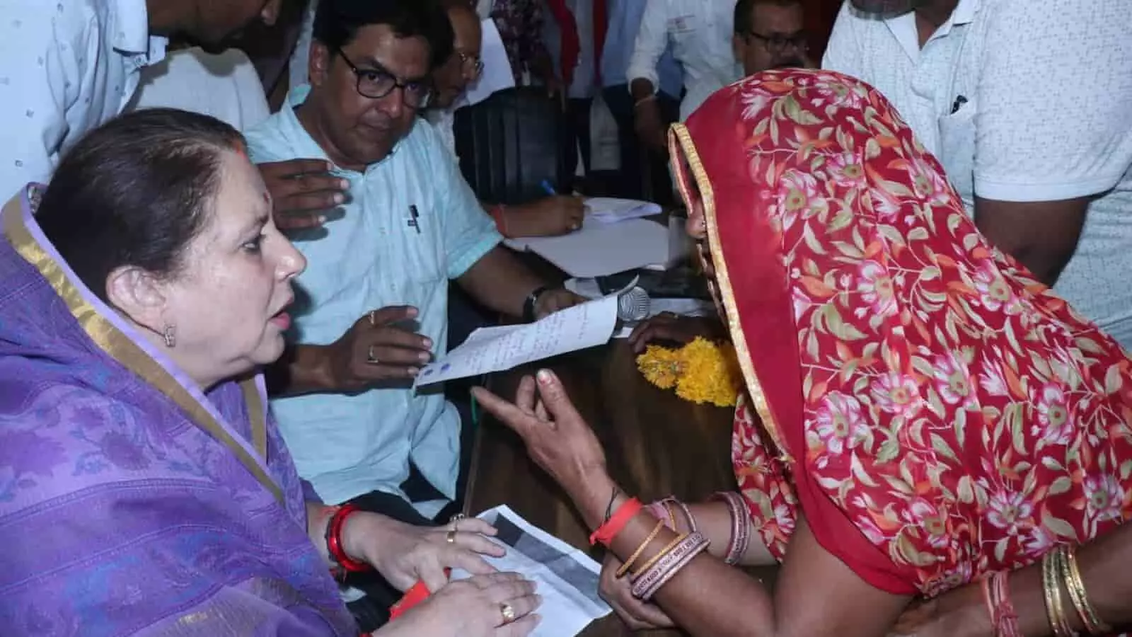लाडपुरा विधायक कल्पना देवी कसार में ग्रामीणों को पट्टे वितरित करते हुए दिख रही हैं।