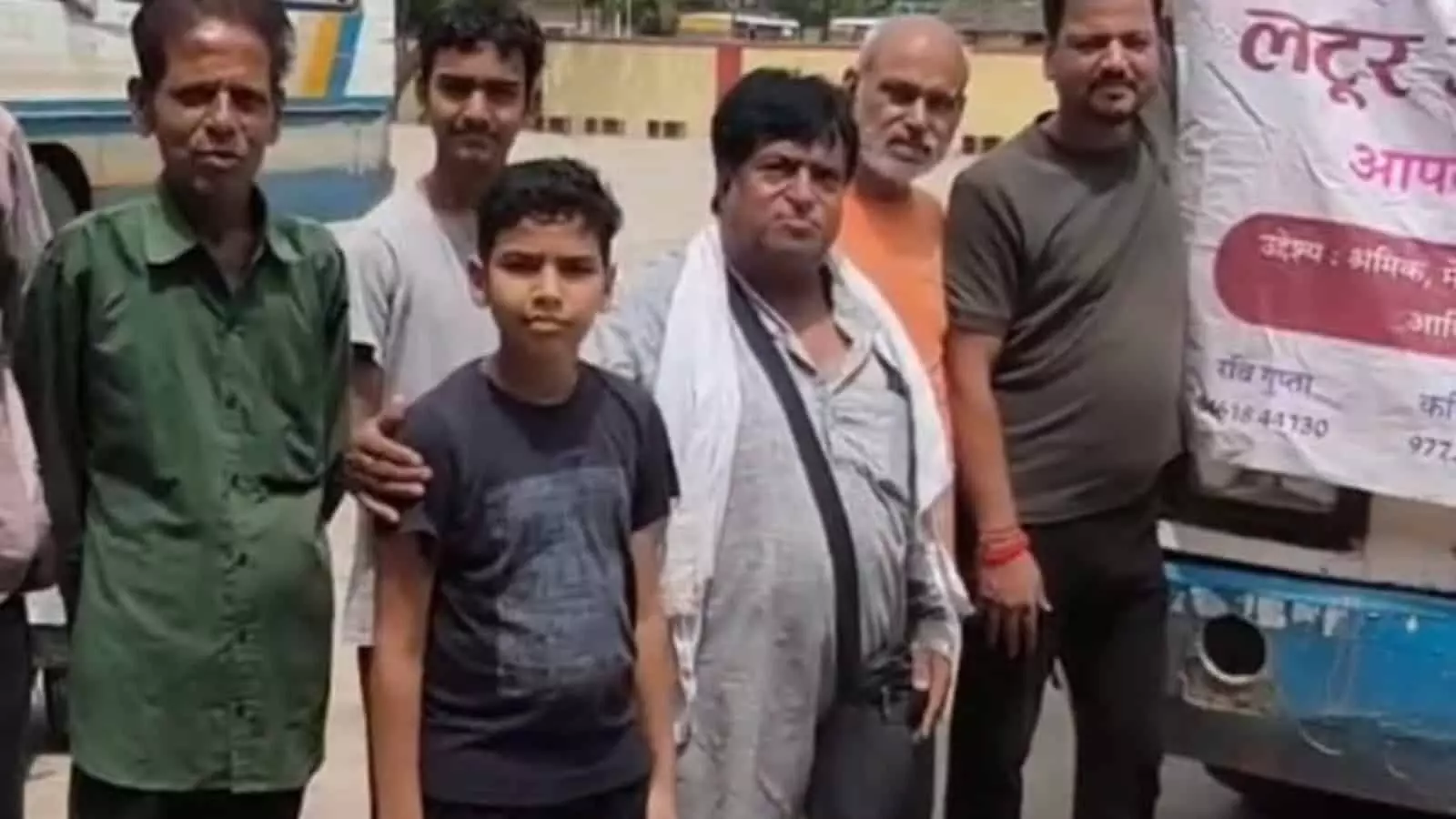 बारां बस स्टैंड पर खड़ी बस के पास बैनर लेकर खड़े लोग और श्रद्धालु। बारां बस स्टैंड पर खड़ी बस के पास बैनर लेकर खड़े लोग और श्रद्धालु।