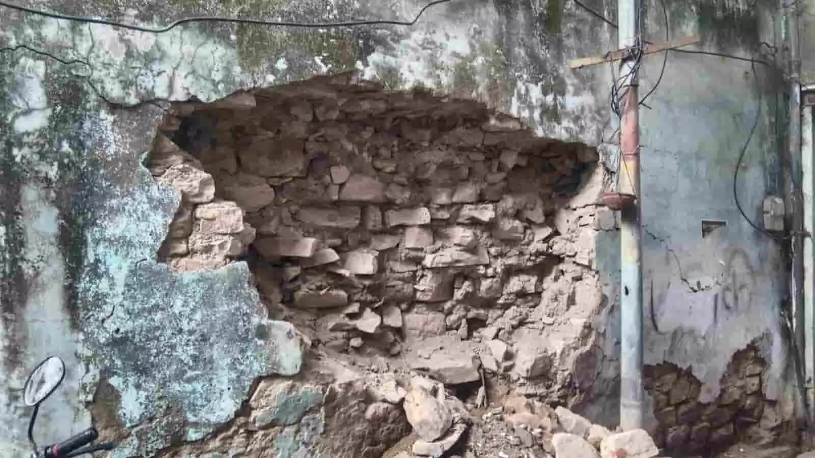 तस्वीर में हल्दिया जी की गली मार्केट के पास पुराने सरकारी पटवार घर की जर्जर और टूटी हुई दीवार दिख रही है। तस्वीर में हल्दिया जी की गली मार्केट के पास पुराने सरकारी पटवार घर की जर्जर और टूटी हुई दीवार दिख रही है।