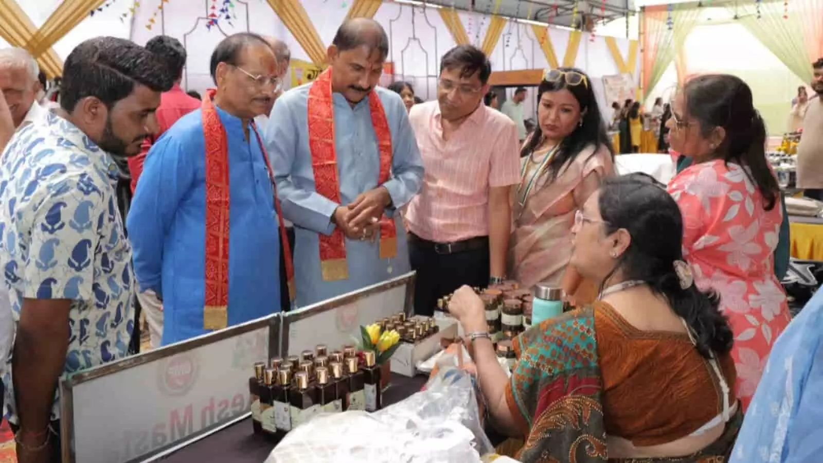 अतिथि कोटा में आयोजित उड़ान प्रदर्शनी में महिला उद्यमियों के उत्पादों को देख रहे हैं।