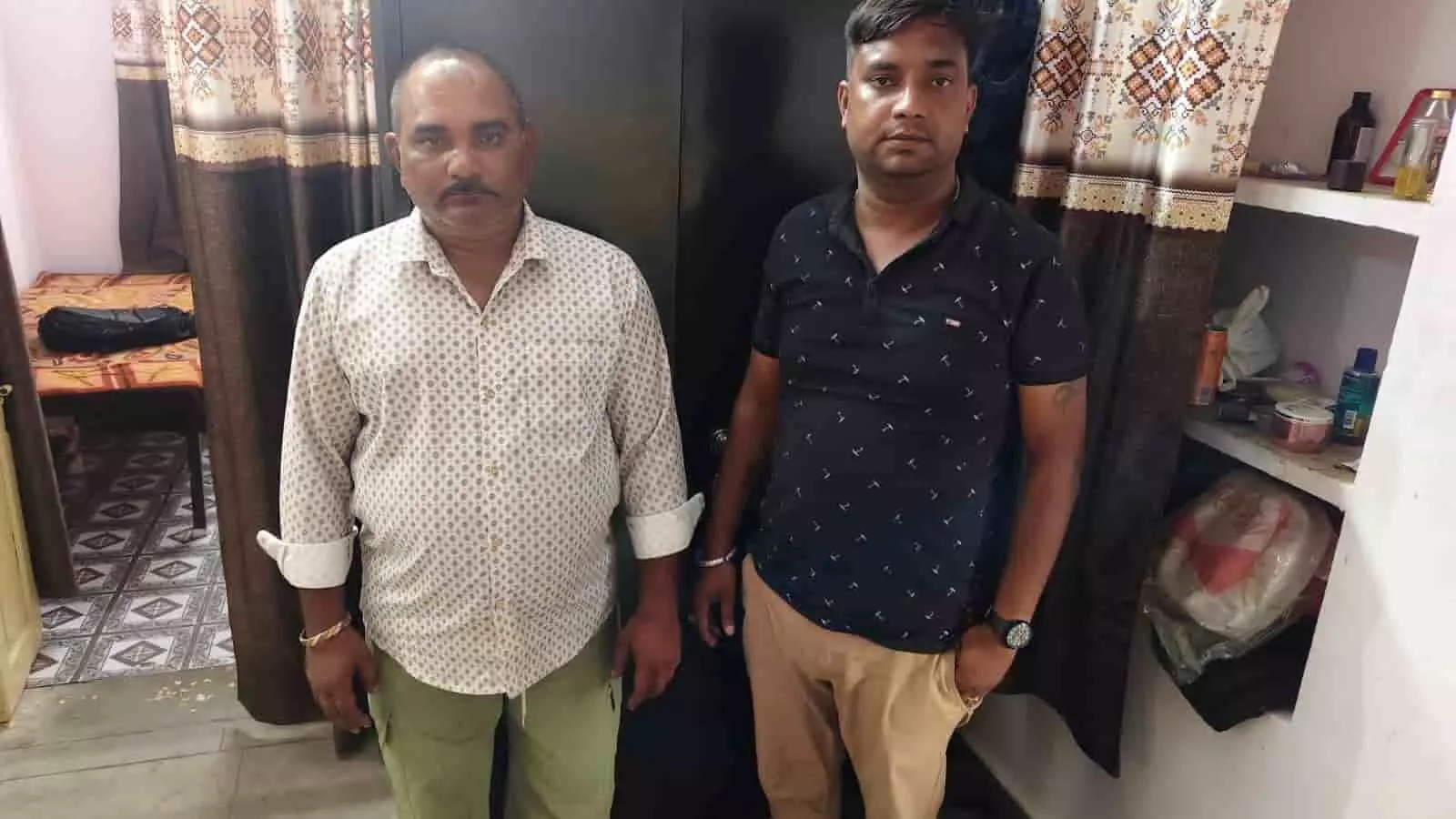 तस्वीर में भ्रष्टाचार निरोधक ब्यूरो की हिरासत में खड़े दो आरोपी व्यक्ति एक कमरे में दिखाई दे रहे हैं। तस्वीर में भ्रष्टाचार निरोधक ब्यूरो की हिरासत में खड़े दो आरोपी व्यक्ति एक कमरे में दिखाई दे रहे हैं।