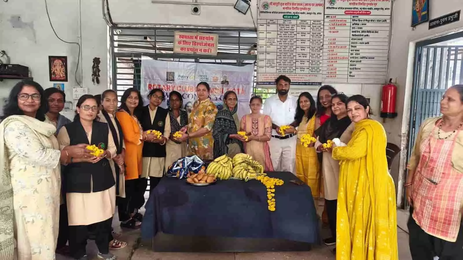 रोटरी क्लब पद्मिनी की महिलाएं कोटा में आयोजित सम्मान समारोह में खड़ी हैं।