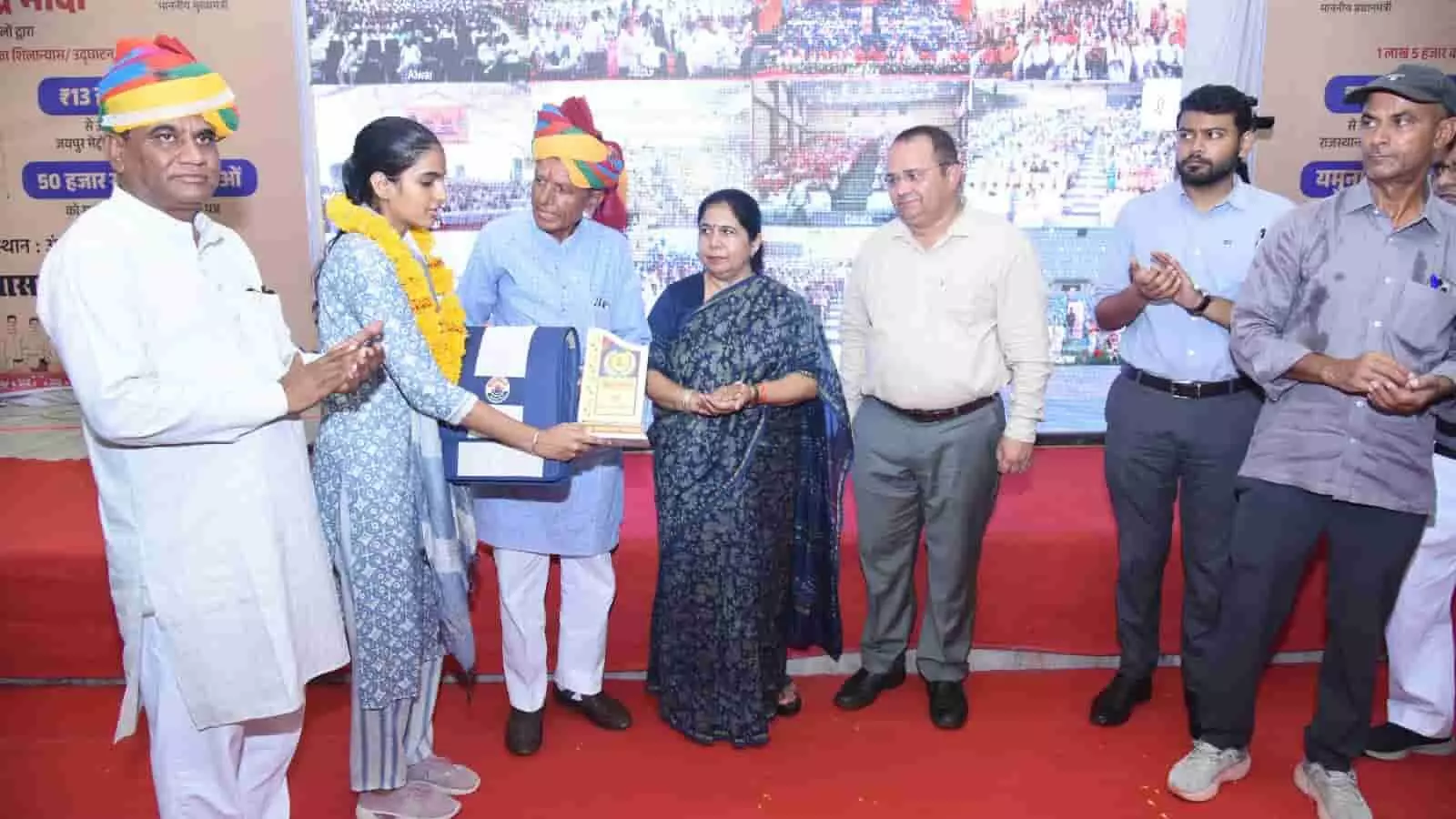 राज्य मंत्री और जनप्रतिनिधि ब्यावर में नवचयनित अभ्यर्थी को नियुक्ति पत्र देते हुए। राज्य मंत्री और जनप्रतिनिधि ब्यावर में नवचयनित अभ्यर्थी को नियुक्ति पत्र देते हुए।