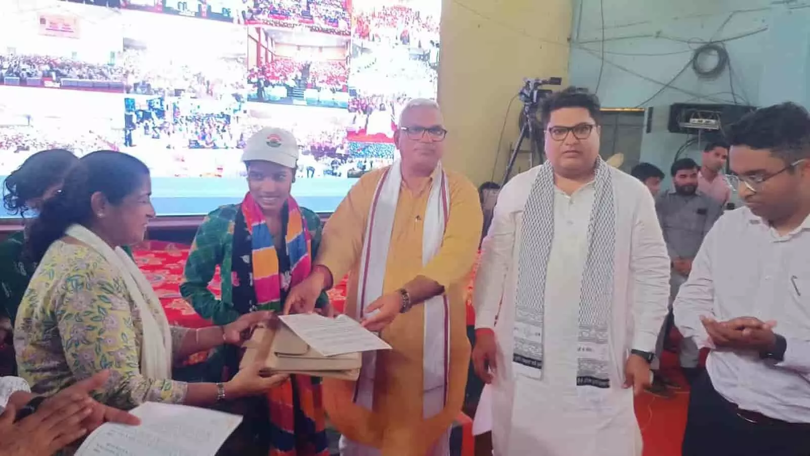 तस्वीर में डीग के सभागार में मुख्य अतिथि और अधिकारी नवनियुक्त अभ्यर्थी को नियुक्ति पत्र सौंप रहे हैं। तस्वीर में डीग के सभागार में मुख्य अतिथि और अधिकारी नवनियुक्त अभ्यर्थी को नियुक्ति पत्र सौंप रहे हैं।