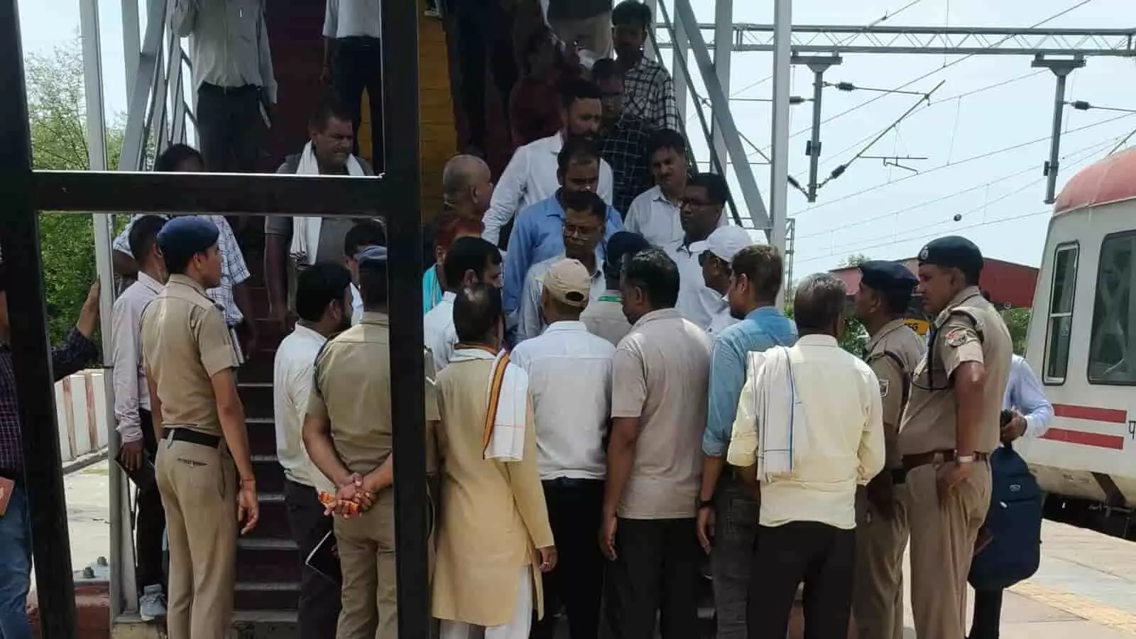 रेलवे स्टेशन पर सुरक्षाकर्मियों और स्थानीय नागरिकों के बीच बातचीत का दृश्य। रेलवे स्टेशन पर सुरक्षाकर्मियों और स्थानीय नागरिकों के बीच बातचीत का दृश्य।