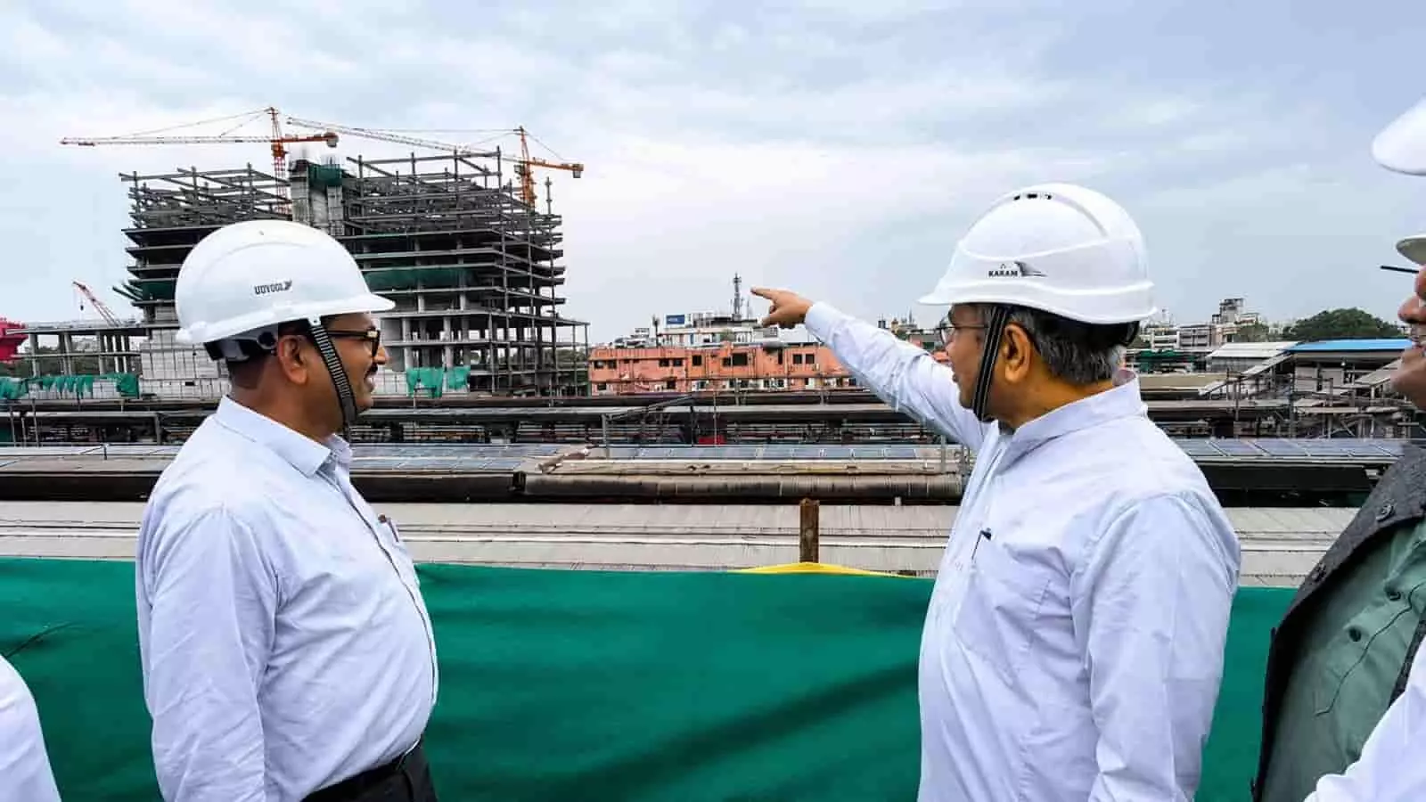 तस्वीर में रेल मंत्री अश्विनी वैष्णव एक निर्माण स्थल की ओर इशारा कर रहे हैं। तस्वीर में रेल मंत्री अश्विनी वैष्णव एक निर्माण स्थल की ओर इशारा कर रहे हैं।