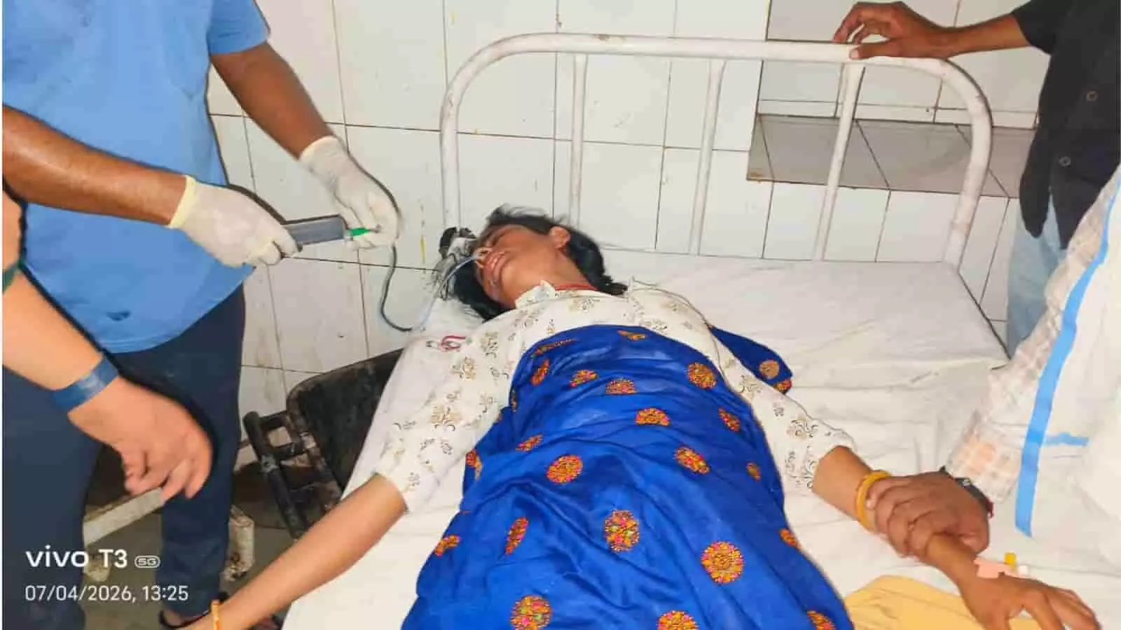 अस्पताल में उपचाराधीन महिला को मेडिकल उपकरण से प्राथमिक चिकित्सा देते स्वास्थ्य कर्मी। अस्पताल में उपचाराधीन महिला को मेडिकल उपकरण से प्राथमिक चिकित्सा देते स्वास्थ्य कर्मी।