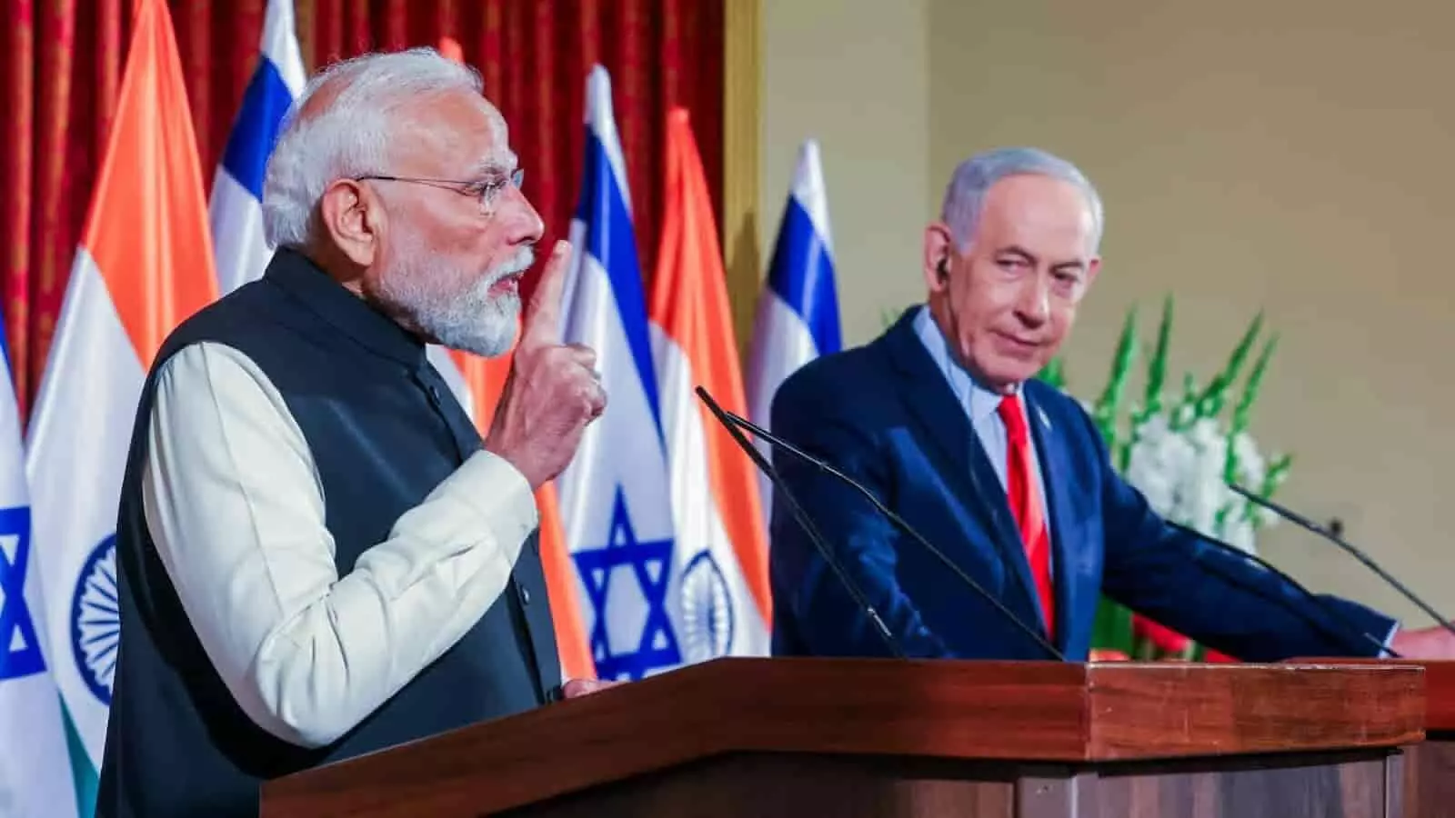प्रधानमंत्री नरेंद्र मोदी और बेंजामिन नेतन्याहू मंच पर एक साथ खड़े दिख रहे हैं। प्रधानमंत्री नरेंद्र मोदी और बेंजामिन नेतन्याहू मंच पर एक साथ खड़े दिख रहे हैं।