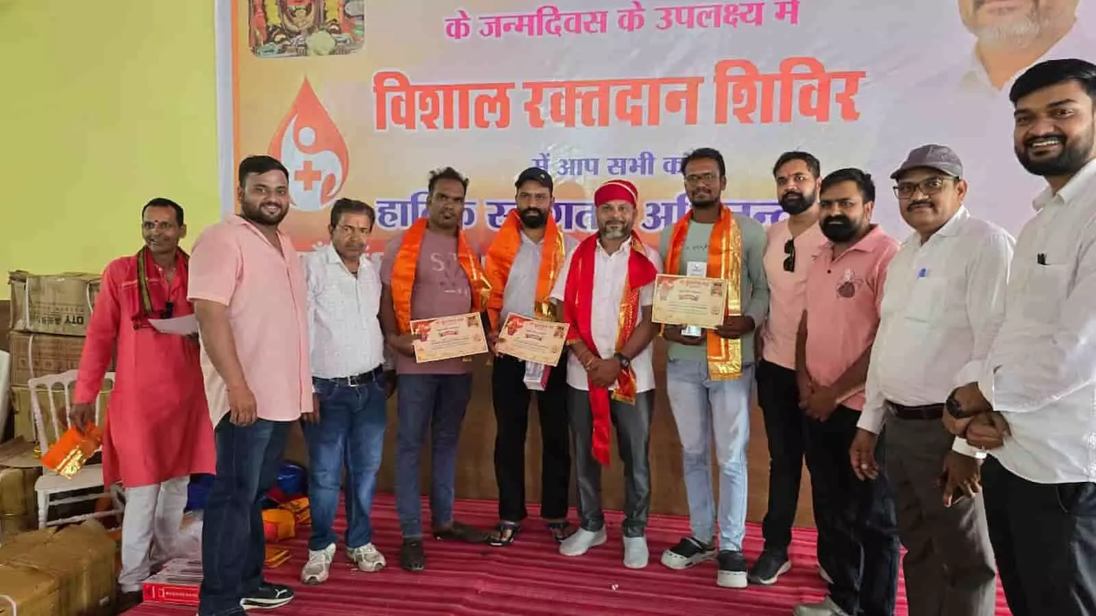 राजसमंद में रक्तदान शिविर के दौरान चंपालाल कुमावत और अन्य लोग मंच पर खड़े हैं। राजसमंद में रक्तदान शिविर के दौरान चंपालाल कुमावत और अन्य लोग मंच पर खड़े हैं।