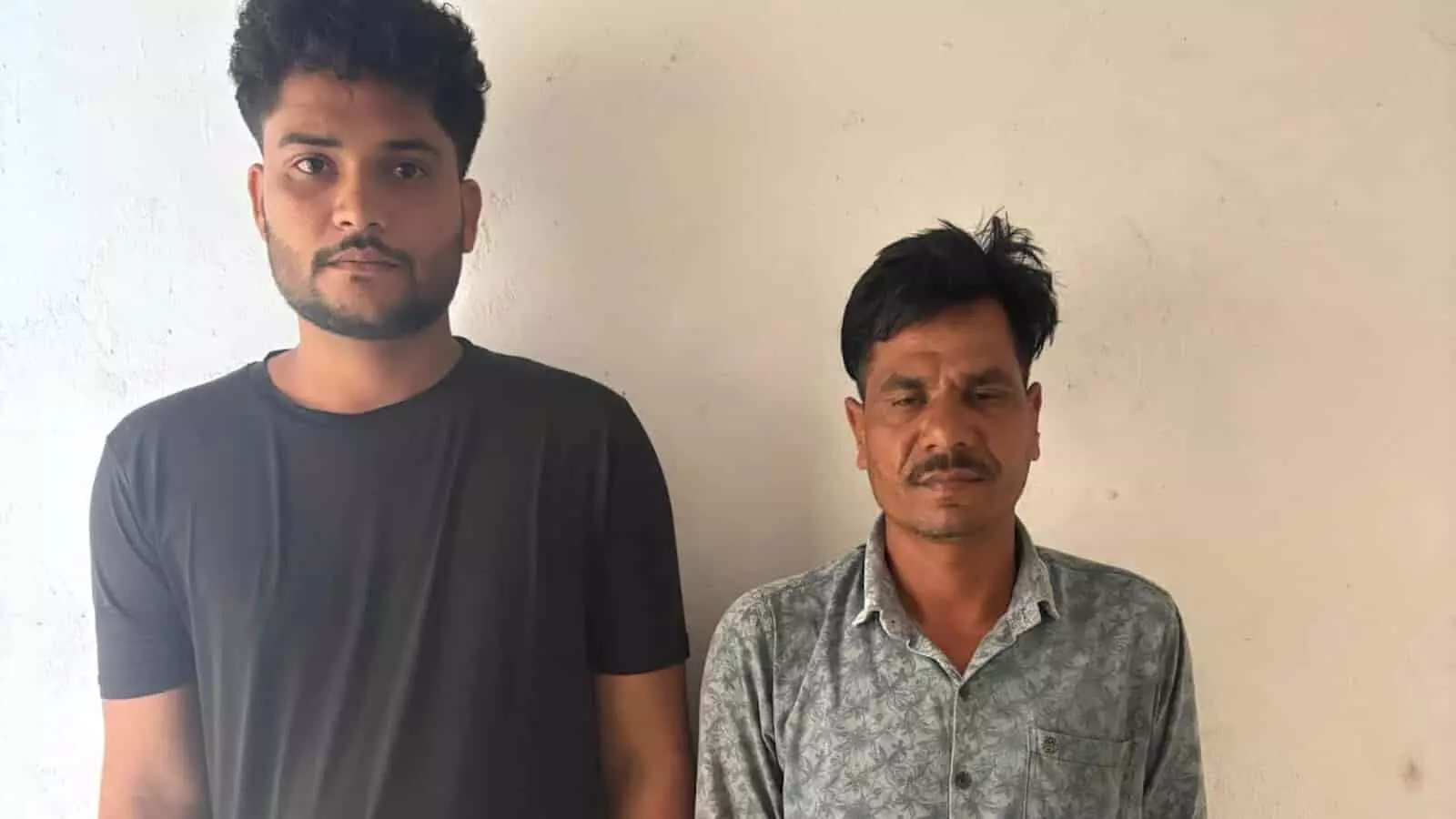 सफेद दीवार के सामने खड़े दो आरोपी सुजल खान और आरिफ खान कोटड़ी थाना पुलिस की हिरासत में। सफेद दीवार के सामने खड़े दो आरोपी सुजल खान और आरिफ खान कोटड़ी थाना पुलिस की हिरासत में।