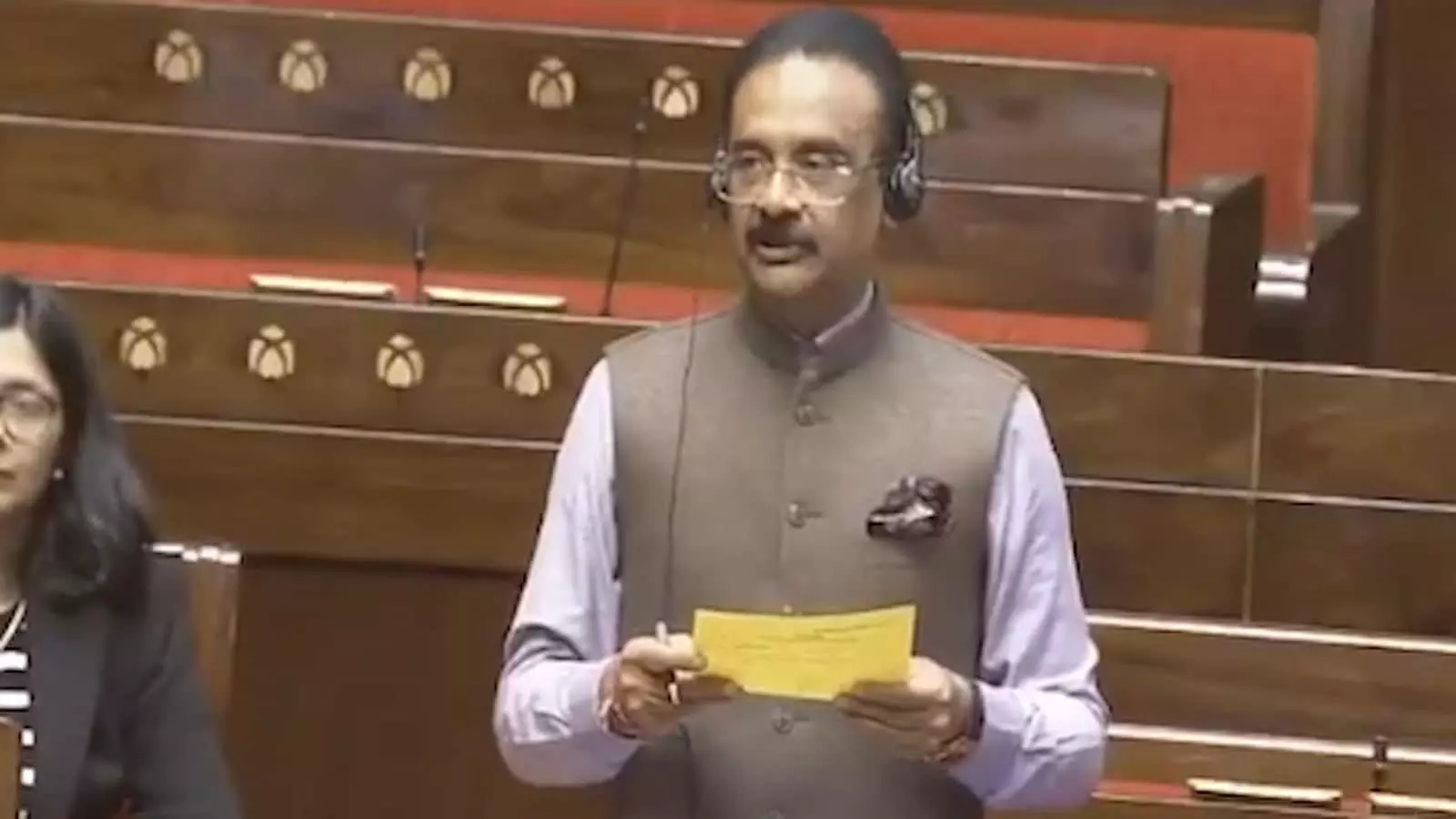 राज्यसभा में सांसद अशोक कुमार मित्तल हाथ में कागज लिए भाषण देते हुए। राज्यसभा में सांसद अशोक कुमार मित्तल हाथ में कागज लिए भाषण देते हुए।