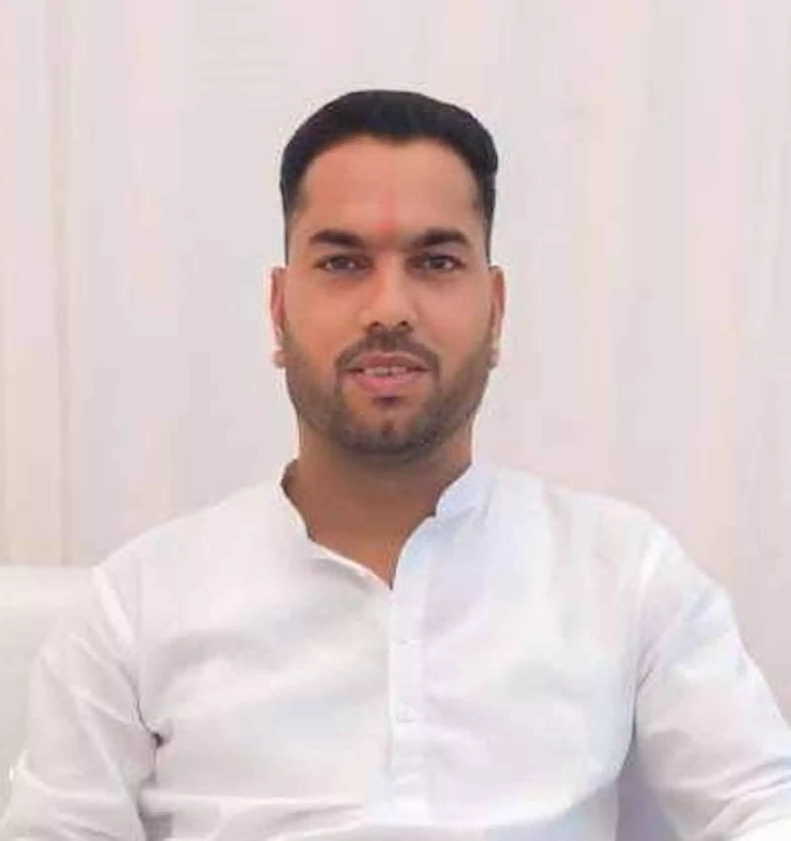 तस्वीर में सफेद कुर्ता पहने कांग्रेस नेता हिम्मत लाल खटीक सीधे कैमरे की ओर देखते हुए। तस्वीर में सफेद कुर्ता पहने कांग्रेस नेता हिम्मत लाल खटीक सीधे कैमरे की ओर देखते हुए।