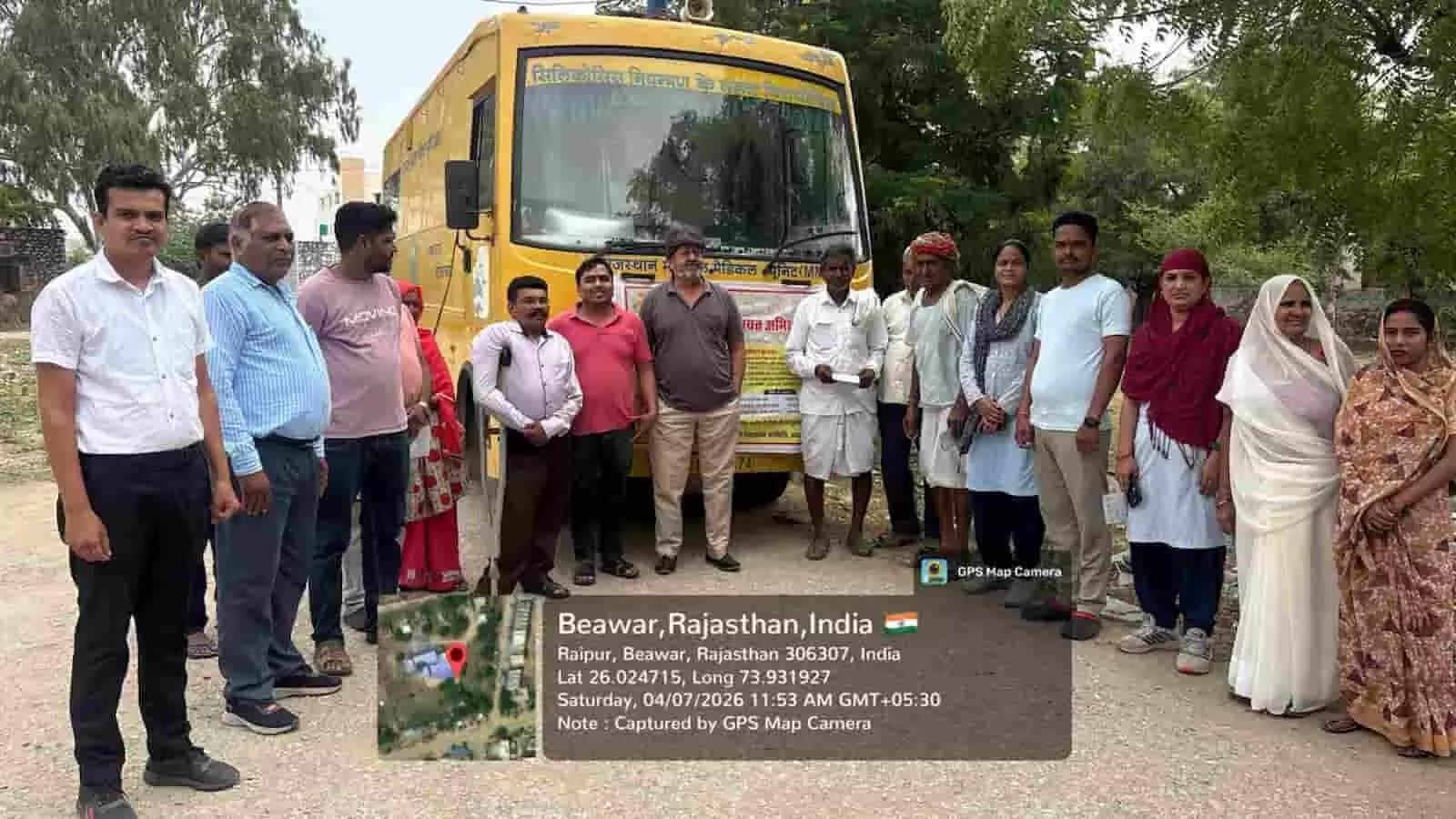 स्वास्थ्य शिविर में मेडिकल वैन के सामने खड़े चिकित्सा कर्मी और ग्रामीण। स्वास्थ्य शिविर में मेडिकल वैन के सामने खड़े चिकित्सा कर्मी और ग्रामीण।