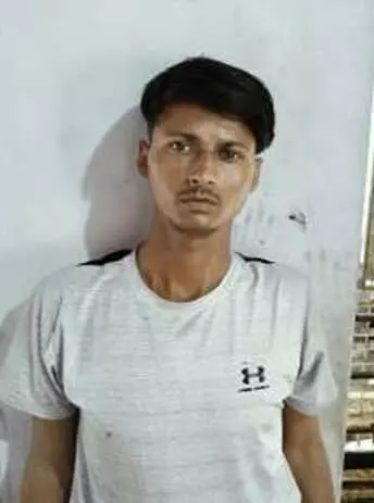तस्वीर में पुलिसकर्मी गिरफ्तार आरोपी के साथ थाना परिसर में बरामद पिस्टल प्रदर्शित करते हुए दिखाई दे रहे हैं।