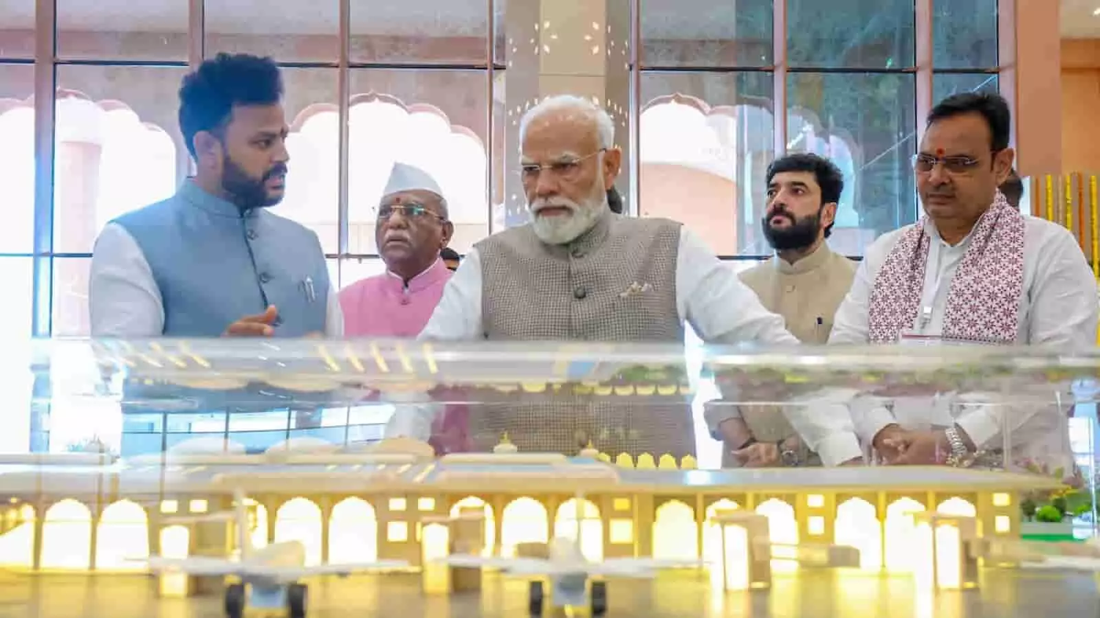 जोधपुर एयरपोर्ट पर राज्यपाल हरिभाऊ बागडे द्वारा प्रधानमंत्री नरेंद्र मोदी का स्वागत किए जाने की तस्वीर। जोधपुर एयरपोर्ट पर राज्यपाल हरिभाऊ बागडे द्वारा प्रधानमंत्री नरेंद्र मोदी का स्वागत किए जाने की तस्वीर।