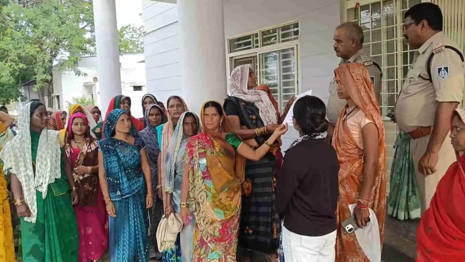 रीठी थाने में अवैध शराब बिक्री के खिलाफ ज्ञापन सौंपती ग्रामीण महिलाएं। रीठी थाने में अवैध शराब बिक्री के खिलाफ ज्ञापन सौंपती ग्रामीण महिलाएं।