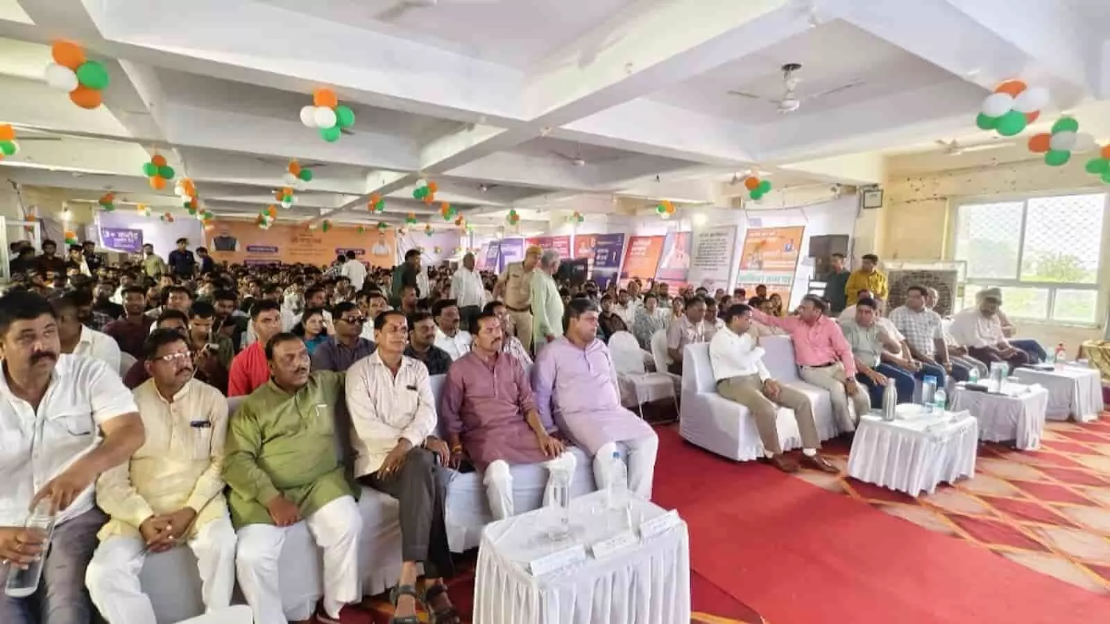 बारां जिला परिषद सभागार में भाजपा पदाधिकारी और स्थानीय लोग कार्यक्रम में शामिल हुए। बारां जिला परिषद सभागार में भाजपा पदाधिकारी और स्थानीय लोग कार्यक्रम में शामिल हुए।
