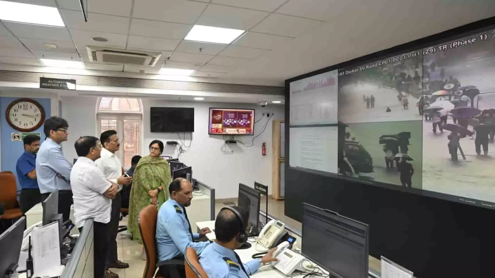 बीएमसी आपदा नियंत्रण कक्ष में अधिकारी और कर्मचारी बड़ी स्क्रीन पर मुंबई बारिश की स्थिति की समीक्षा करते हुए। बीएमसी आपदा नियंत्रण कक्ष में अधिकारी और कर्मचारी बड़ी स्क्रीन पर मुंबई बारिश की स्थिति की समीक्षा करते हुए।